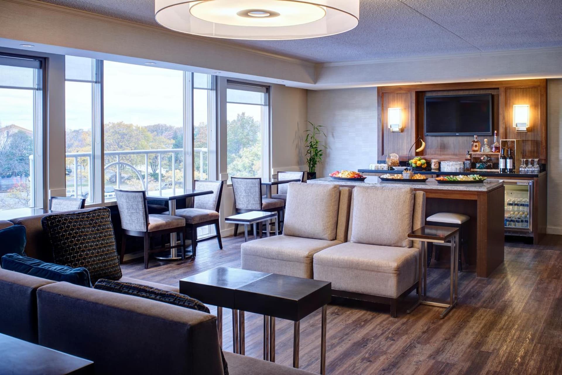 Detroit Metro Airport Marriott interior in Romulus, MI — gallery photo 2