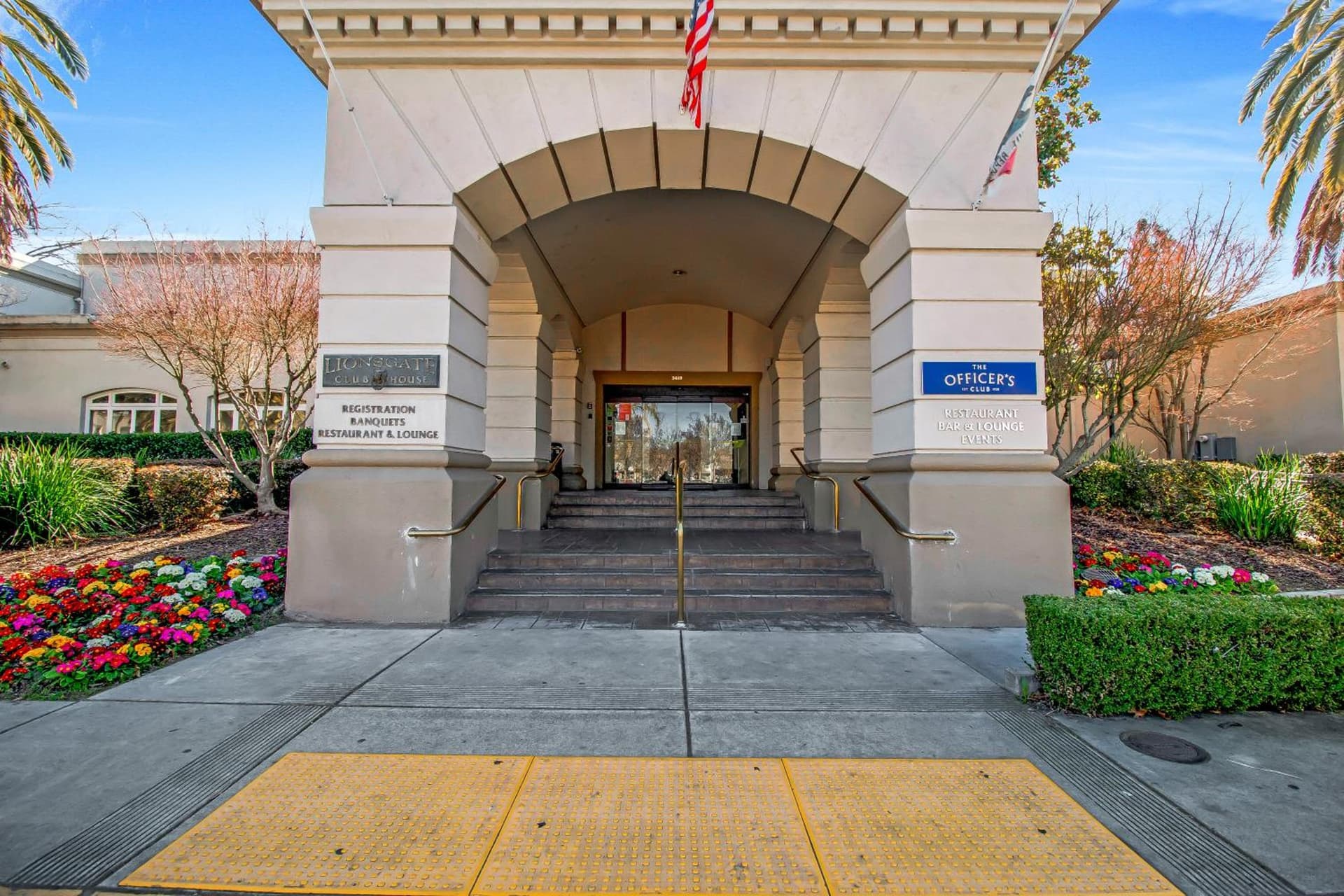 Lions Gate Hotel interior in Sacramento, CA — gallery photo 2