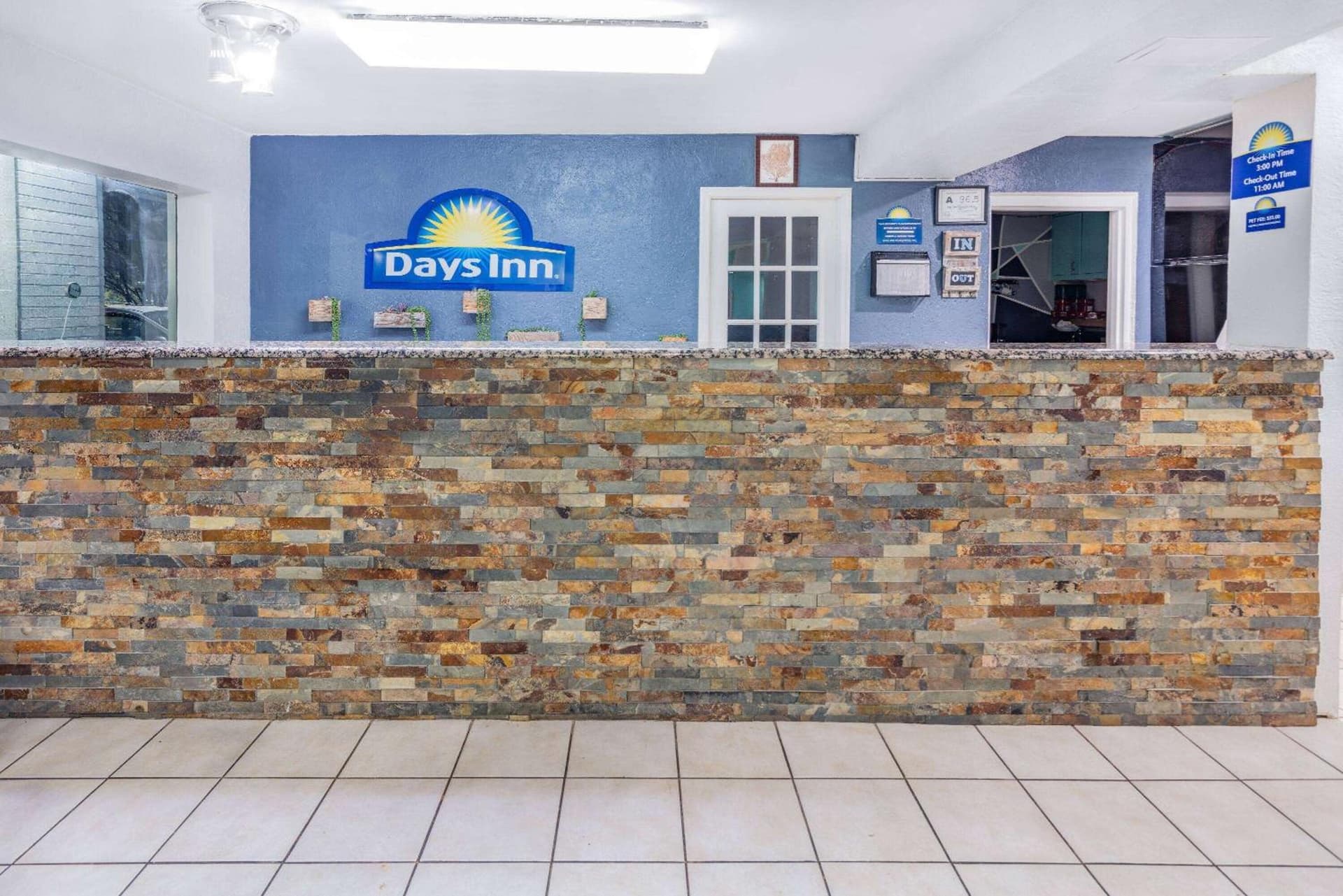 Days Inn by Wyndham Raleigh Glenwood-Crabtree gallery photo in Raleigh, NC — image 4