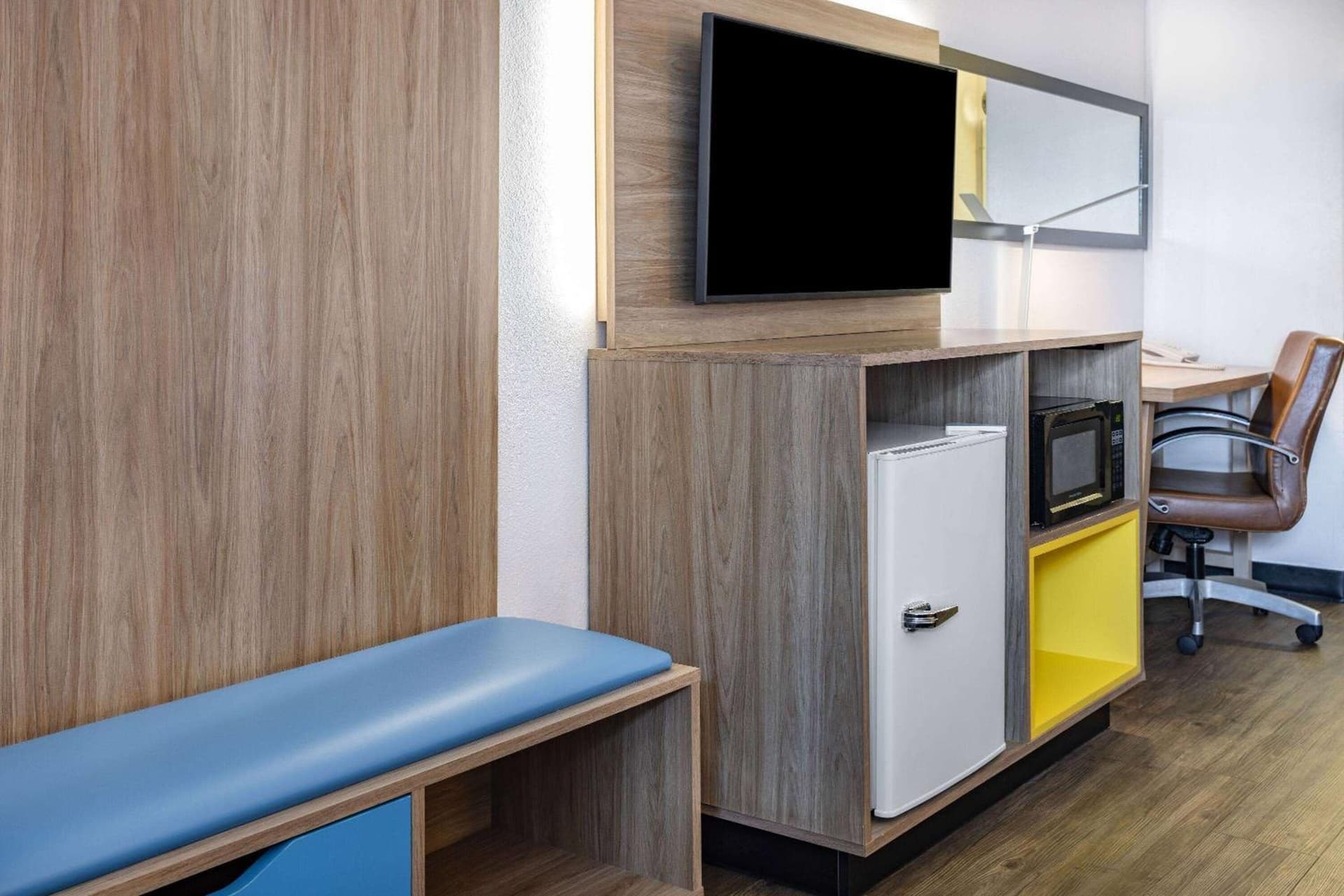 Days Inn by Wyndham Raleigh Glenwood-Crabtree interior in Raleigh, NC — gallery photo 2