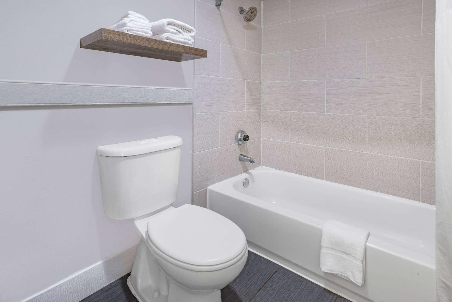 Days Inn by Wyndham Raleigh Glenwood-Crabtree gallery photo in Raleigh, NC — image 15