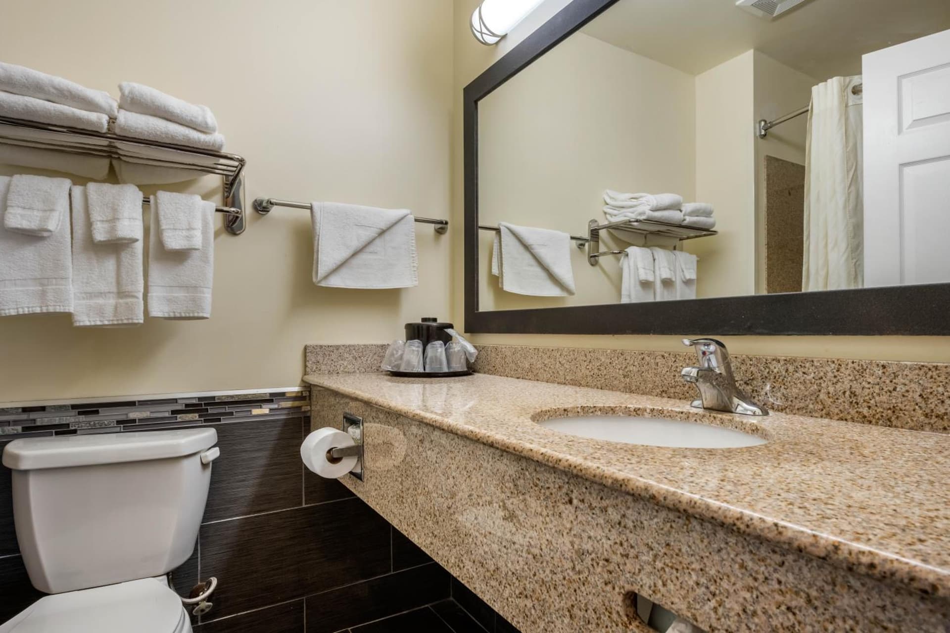 MainStay Suites Grantville - Hershey North gallery photo in Grantville, PA — image 7