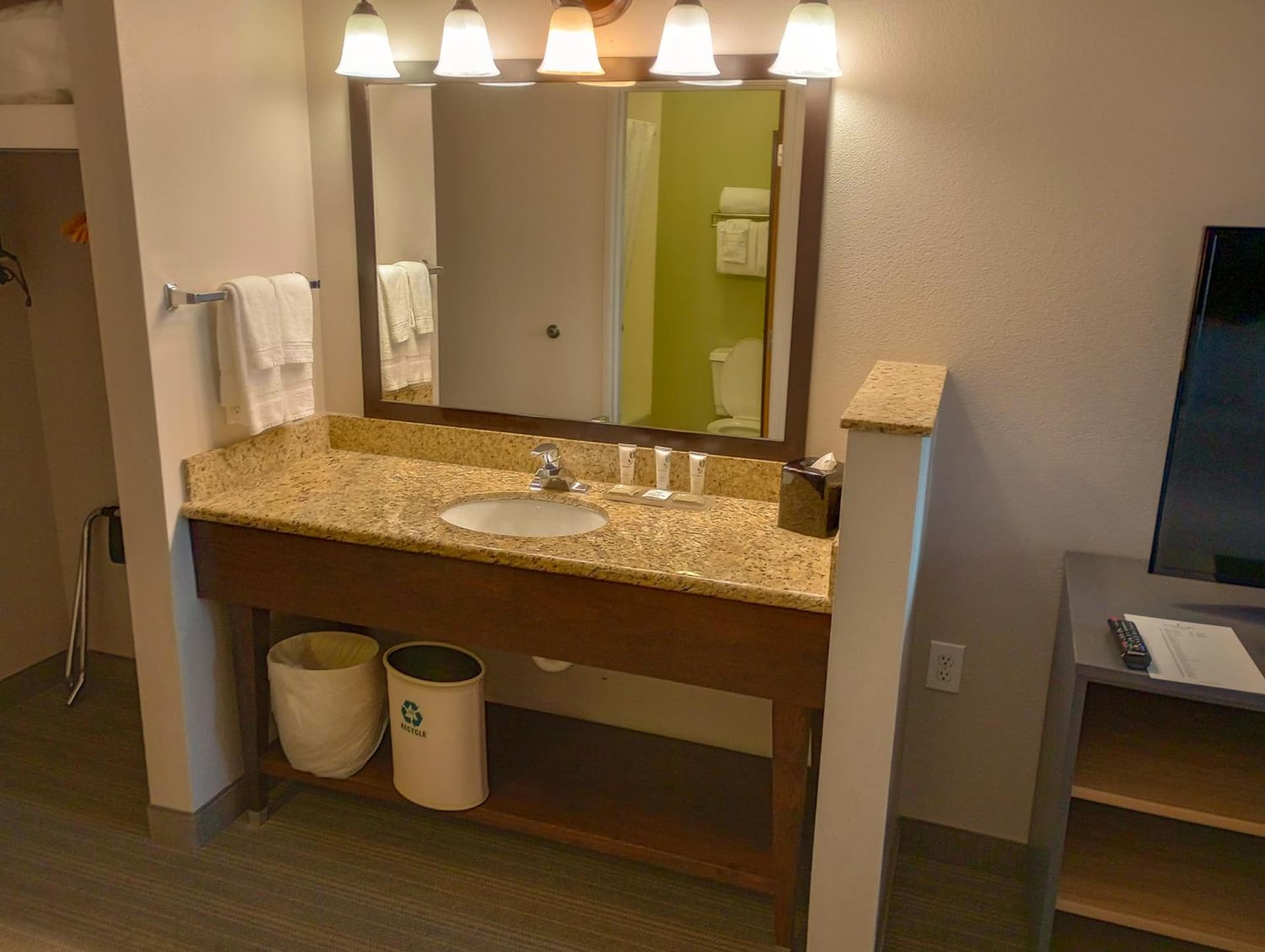 Country Inn & Suites by Radisson, Portland International Airport, OR gallery photo in Portland, OR — image 9