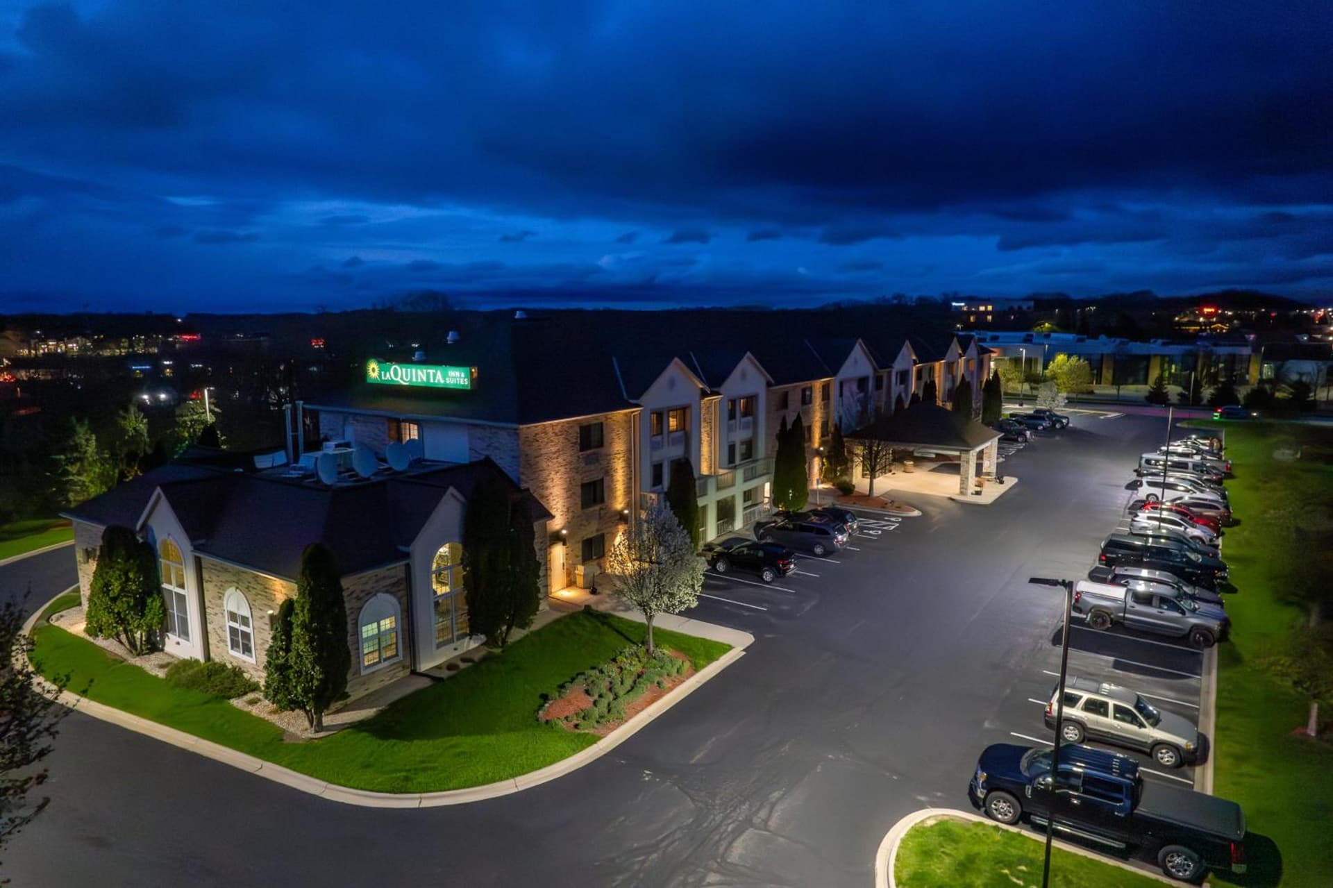 La Quinta by Wyndham Milwaukee Delafield interior in Delafield, WI — gallery photo 2