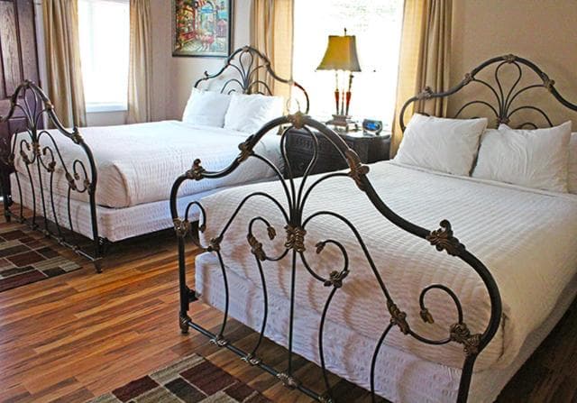 Silverton Inn & Suites interior in Silverton, OR — gallery photo 2
