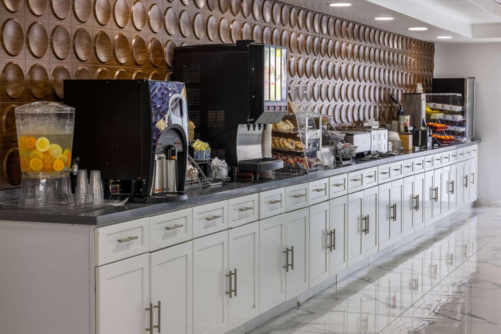 Wingate by Wyndham Atlanta Galleria/ Ballpark interior in Atlanta, GA — gallery photo 2