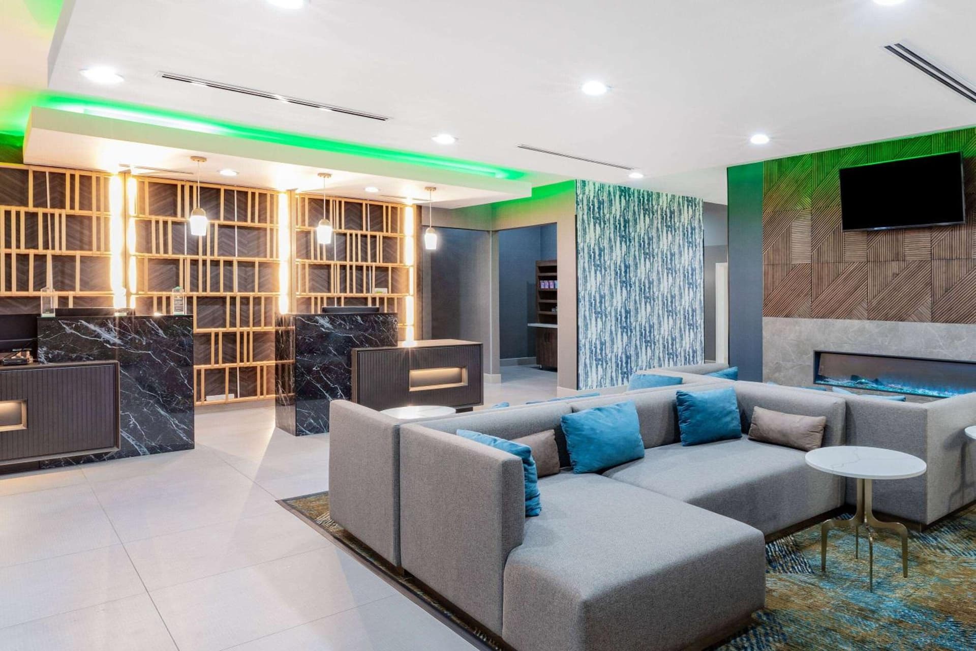 La Quinta Inn & Suites by Wyndham Pharr RGV Medical Center interior in Pharr, TX — gallery photo 2