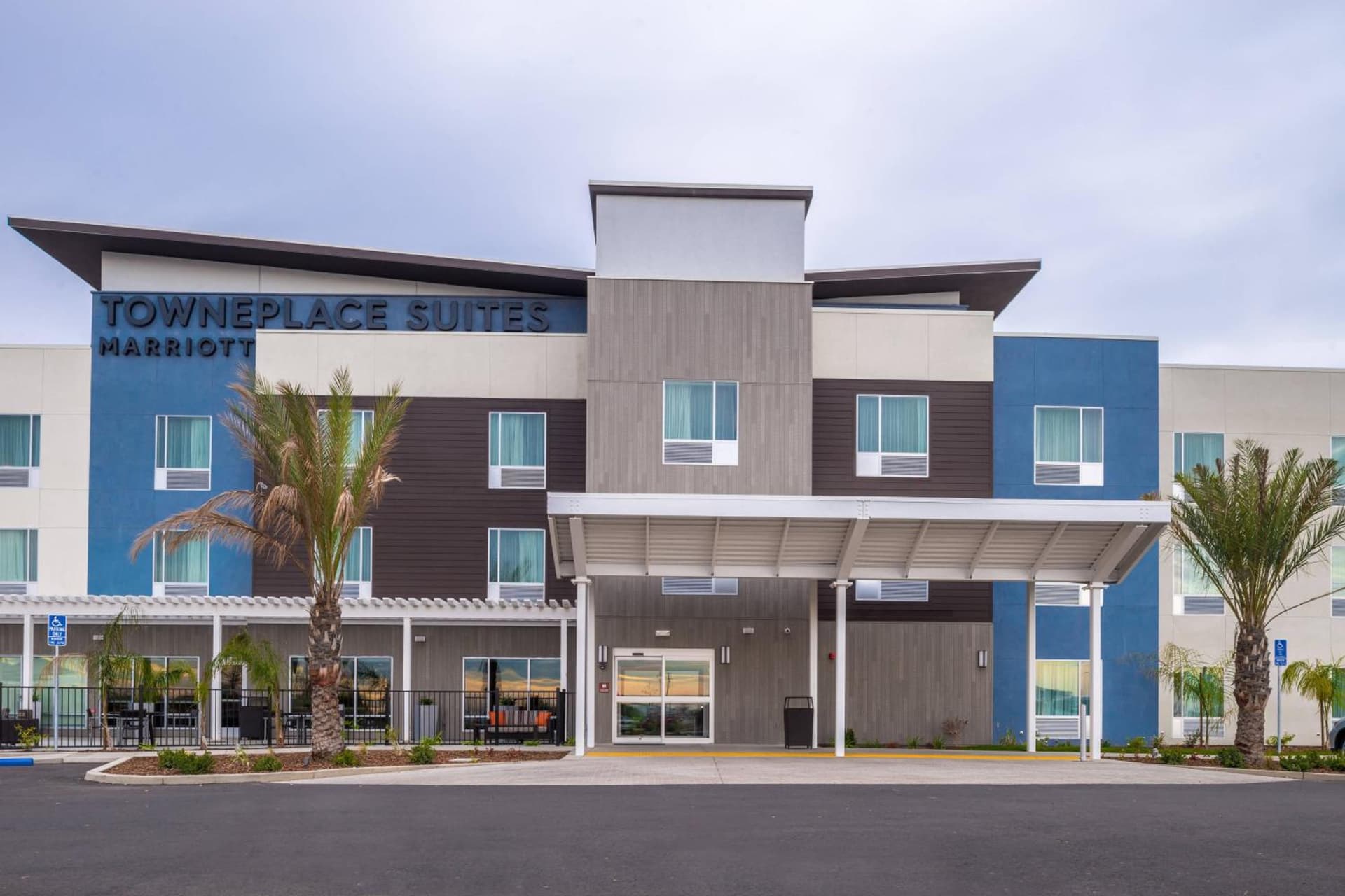 TownePlace Suites by Marriott Merced interior in Merced, CA — gallery photo 2