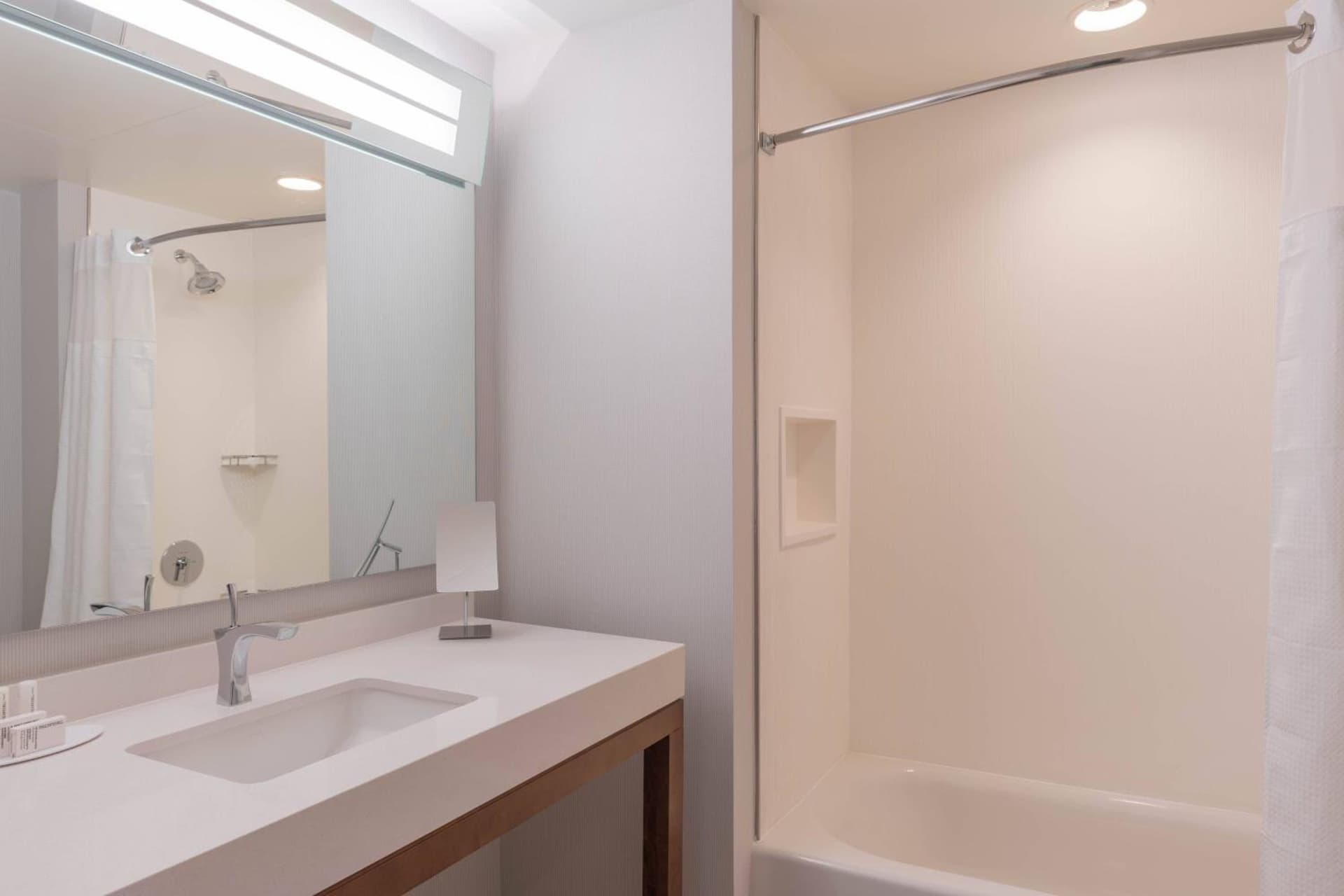 Courtyard by Marriott Thousand Oaks Agoura Hills gallery photo in Agoura Hills, CA — image 9