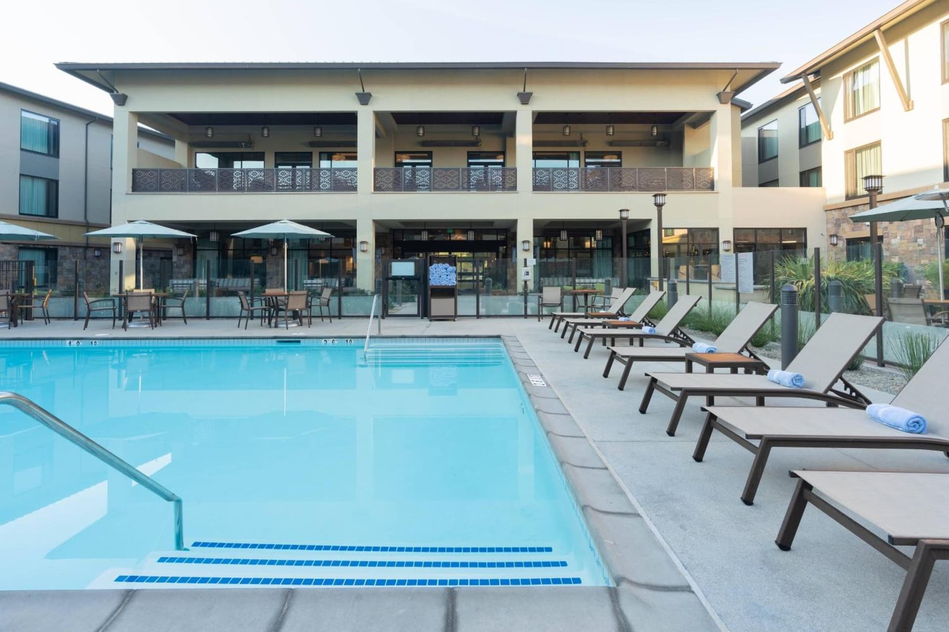 Courtyard by Marriott Thousand Oaks Agoura Hills interior in Agoura Hills, CA — gallery photo 2
