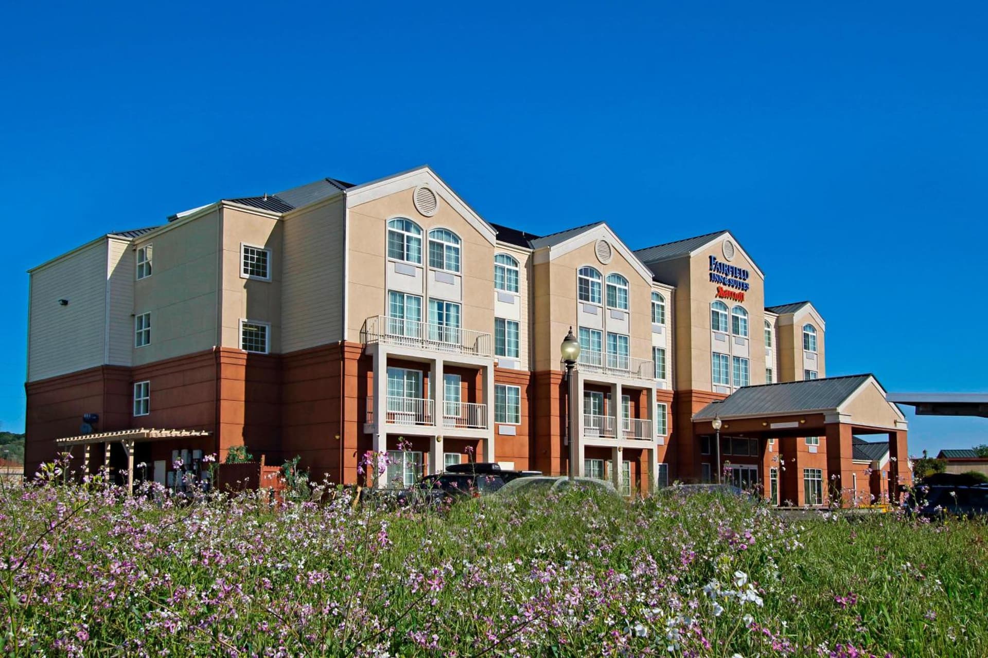 Fairfield Inn & Suites by Marriott Fairfield Napa Valley Area interior in Fairfield, CA — gallery photo 2
