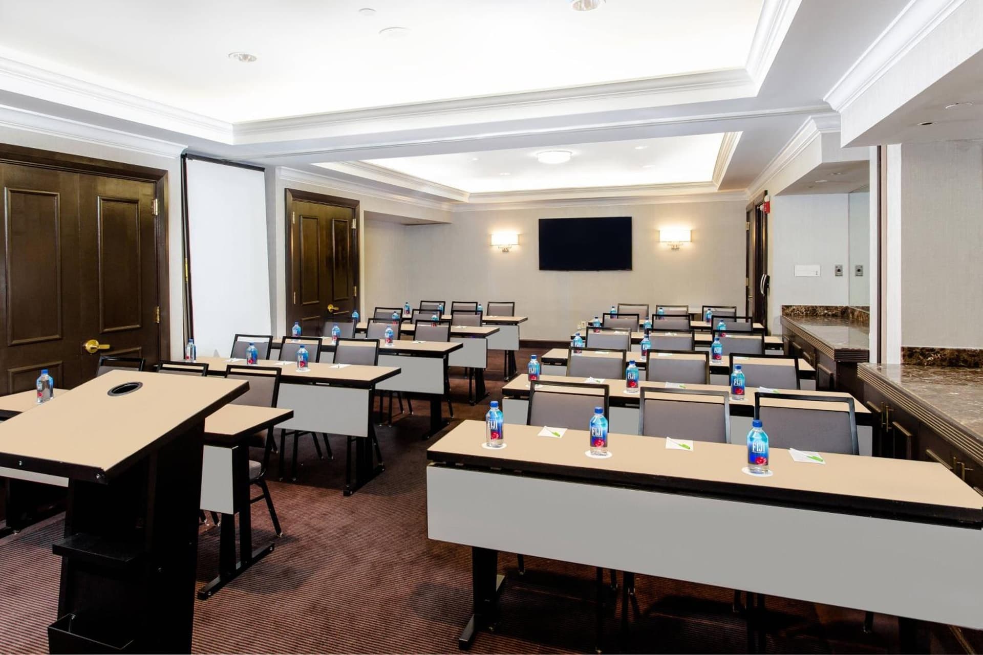 Courtyard by Marriott New York JFK Airport gallery photo in Queens, NY — image 7