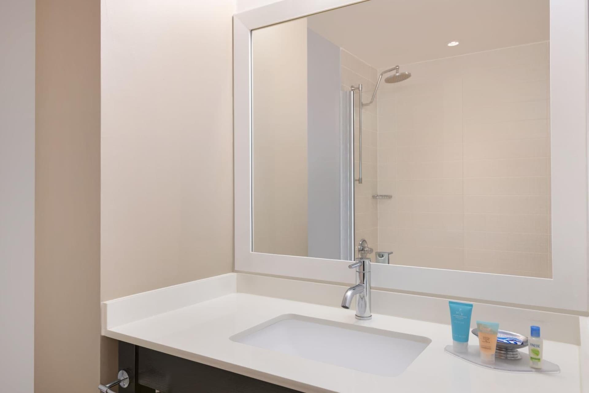 Courtyard by Marriott New York JFK Airport gallery photo in Queens, NY — image 16