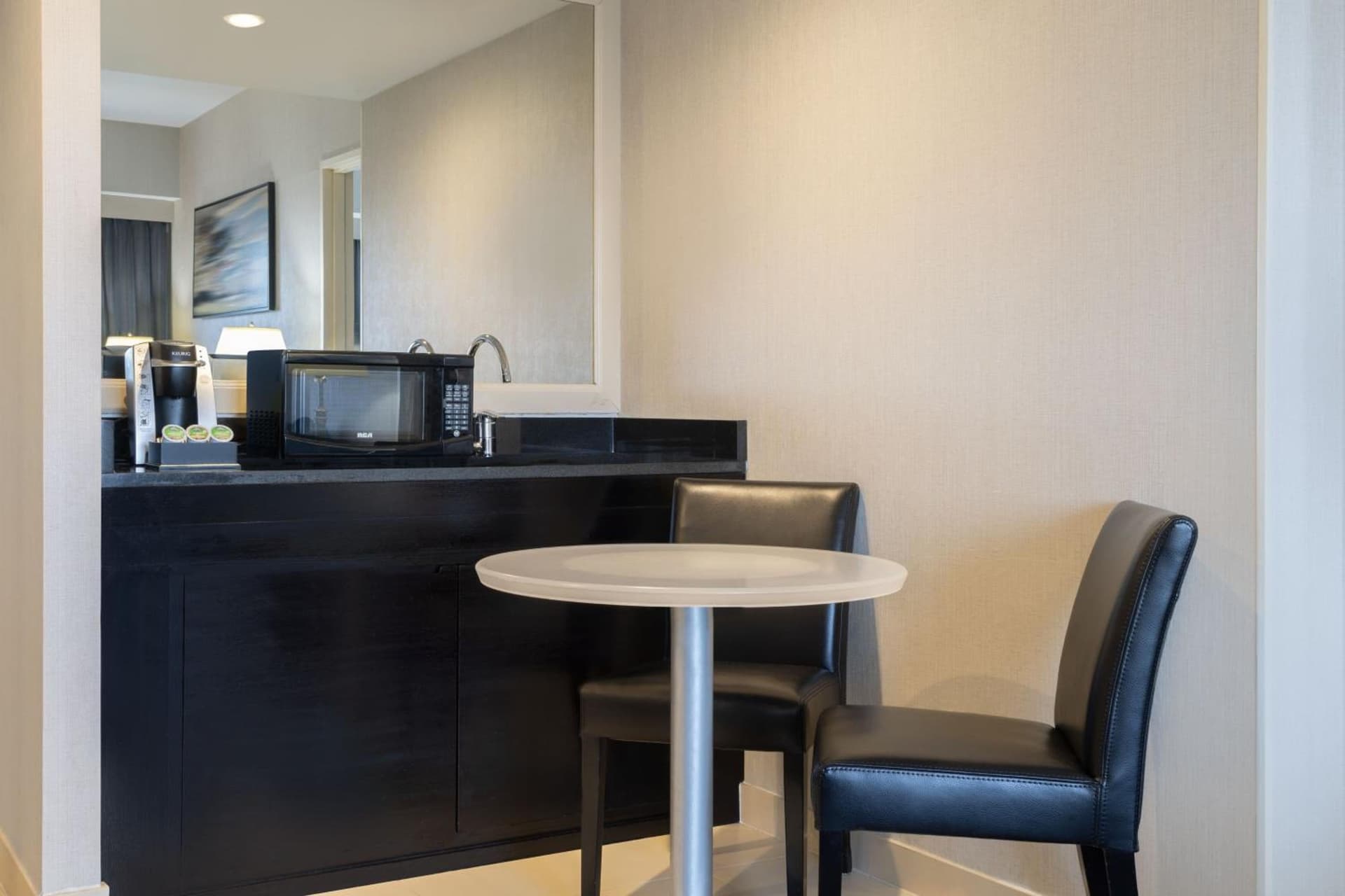 Courtyard by Marriott New York JFK Airport gallery photo in Queens, NY — image 26