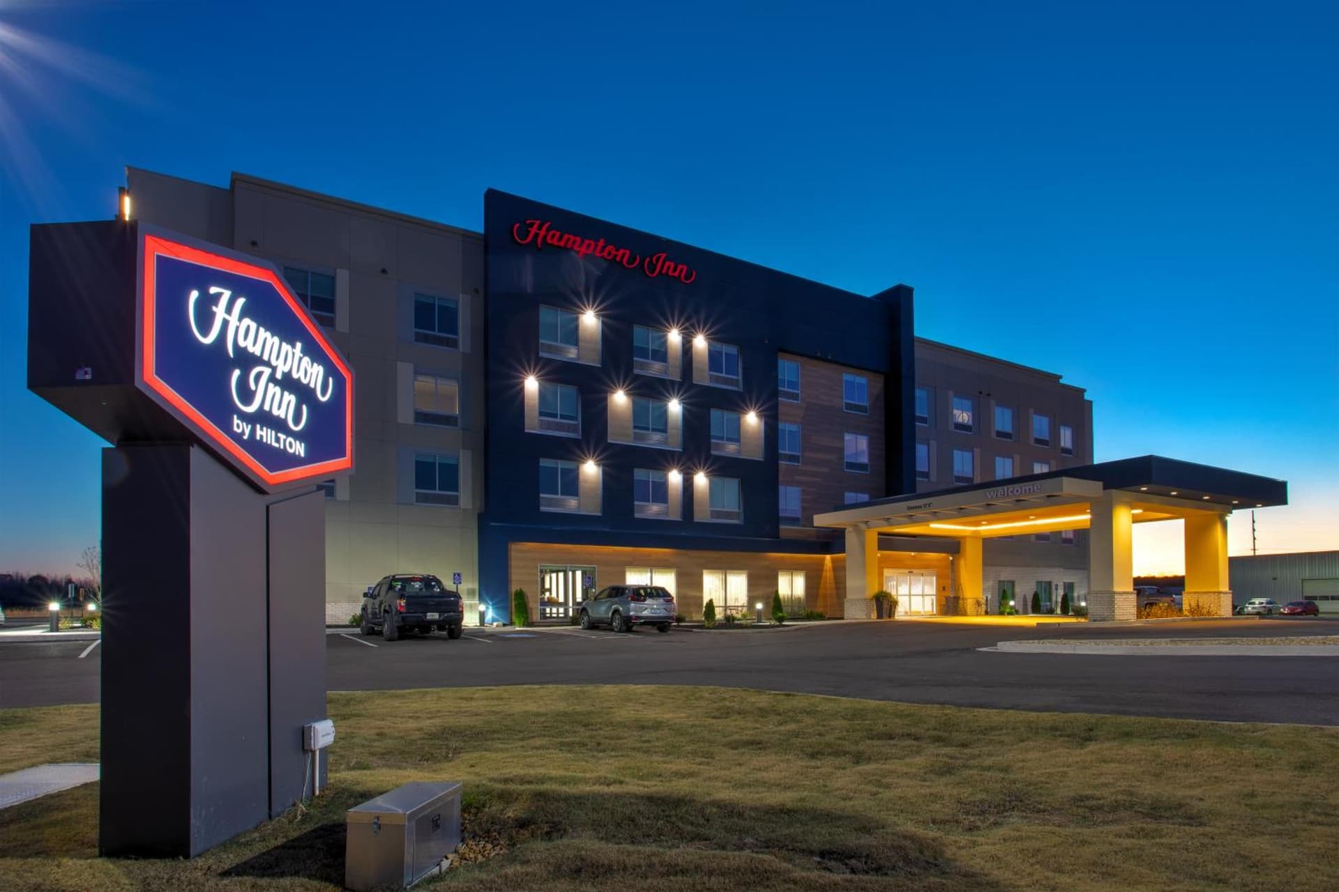 Hampton Inn Paris, Tn featured exterior or lobby in Paris, TN — similar hotel