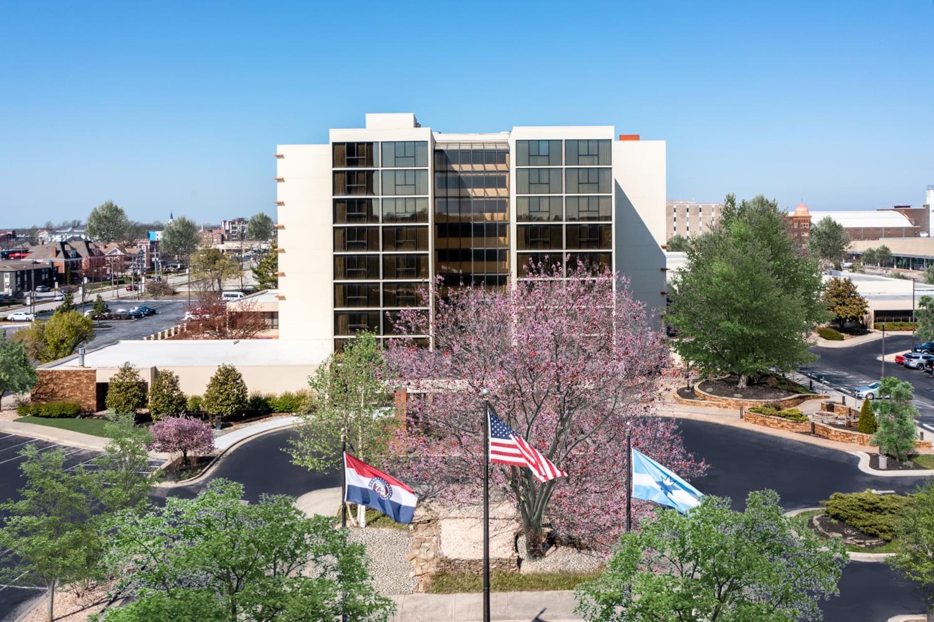 University Plaza Hotel interior in Springfield, MO — gallery photo 2