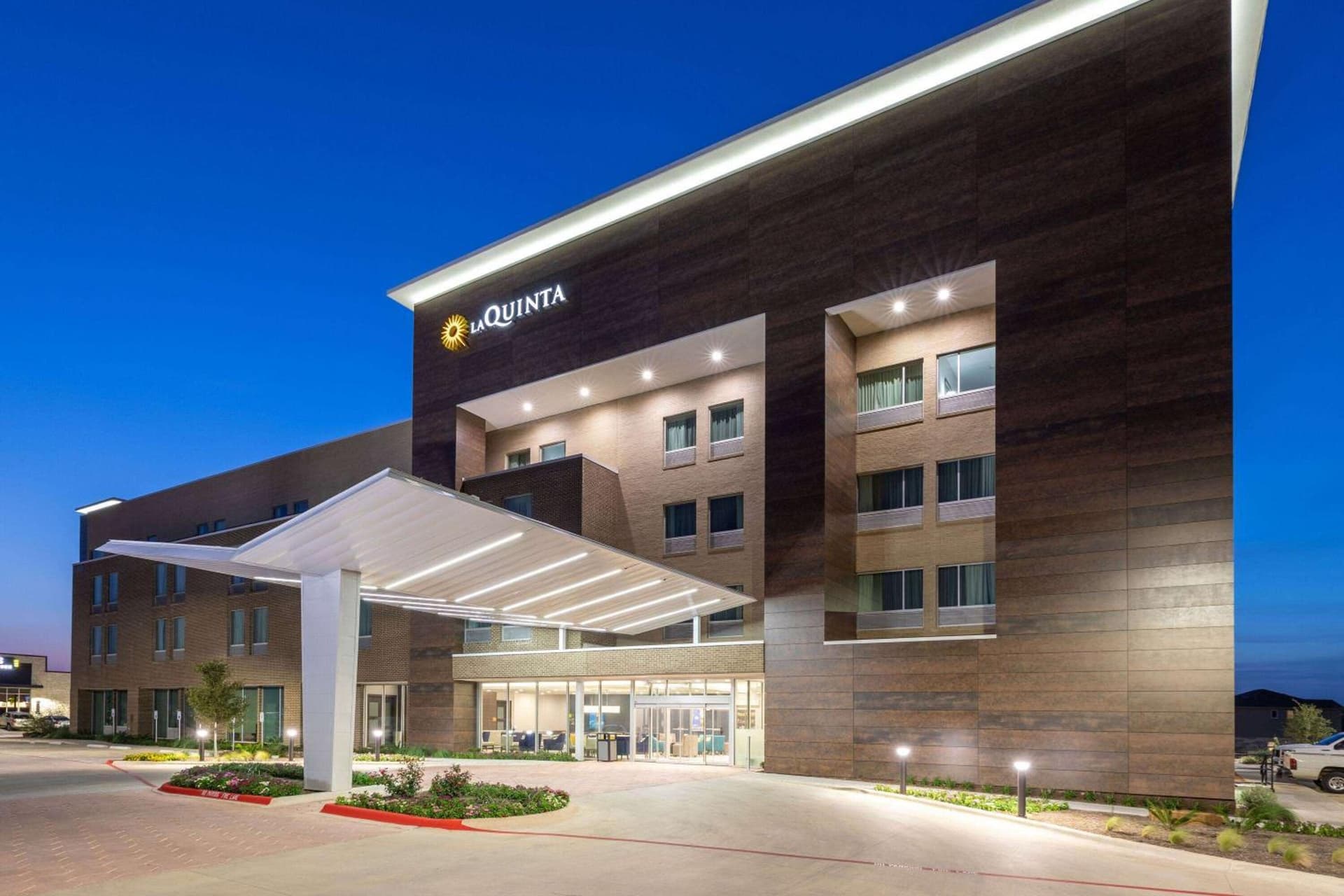 La Quinta Inn & Suites by Wyndham Round Rock near Kalahari interior in Round Rock, TX — gallery photo 2