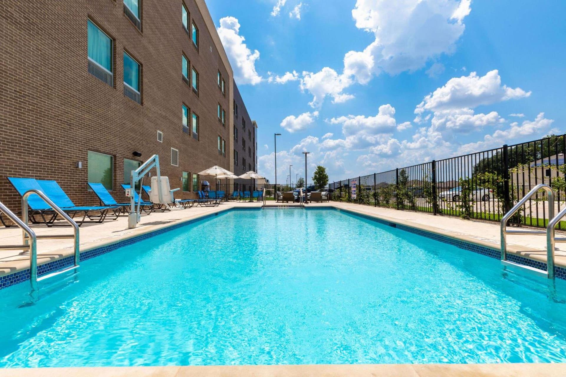 La Quinta Inn & Suites by Wyndham Round Rock near Kalahari gallery photo in Round Rock, TX — image 26