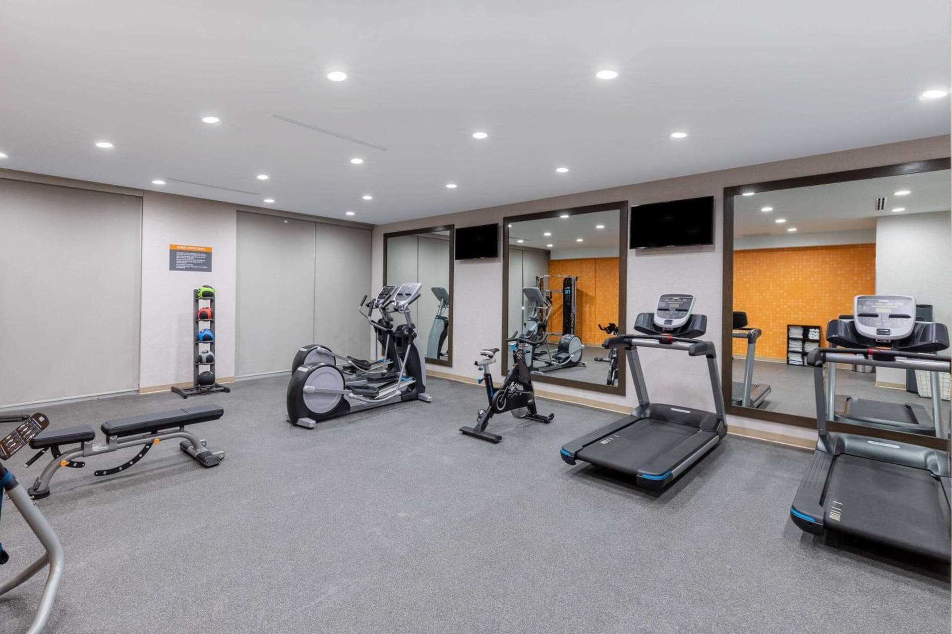 La Quinta Inn & Suites by Wyndham Round Rock near Kalahari gallery photo in Round Rock, TX — image 42