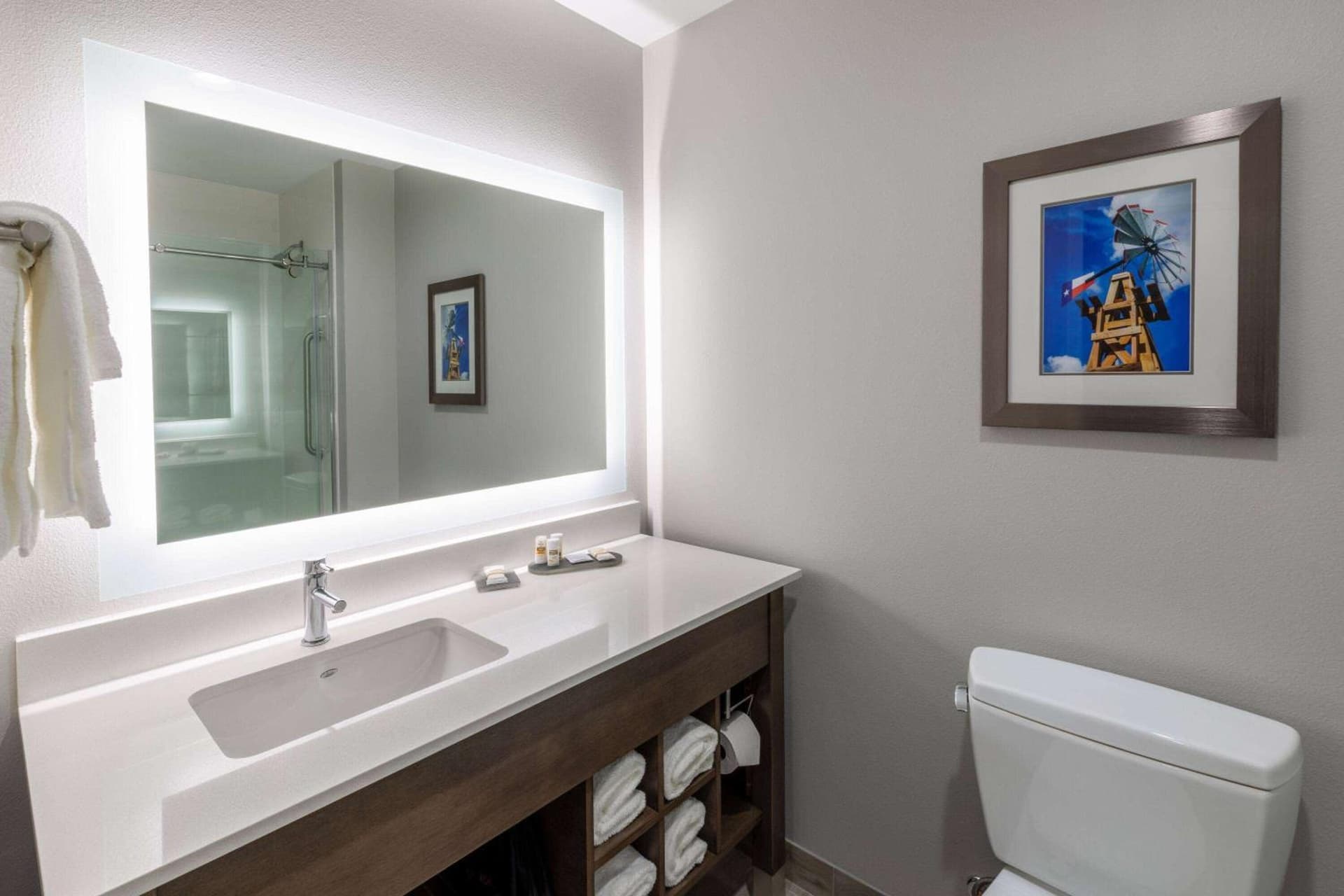La Quinta Inn & Suites by Wyndham Round Rock near Kalahari gallery photo in Round Rock, TX — image 28