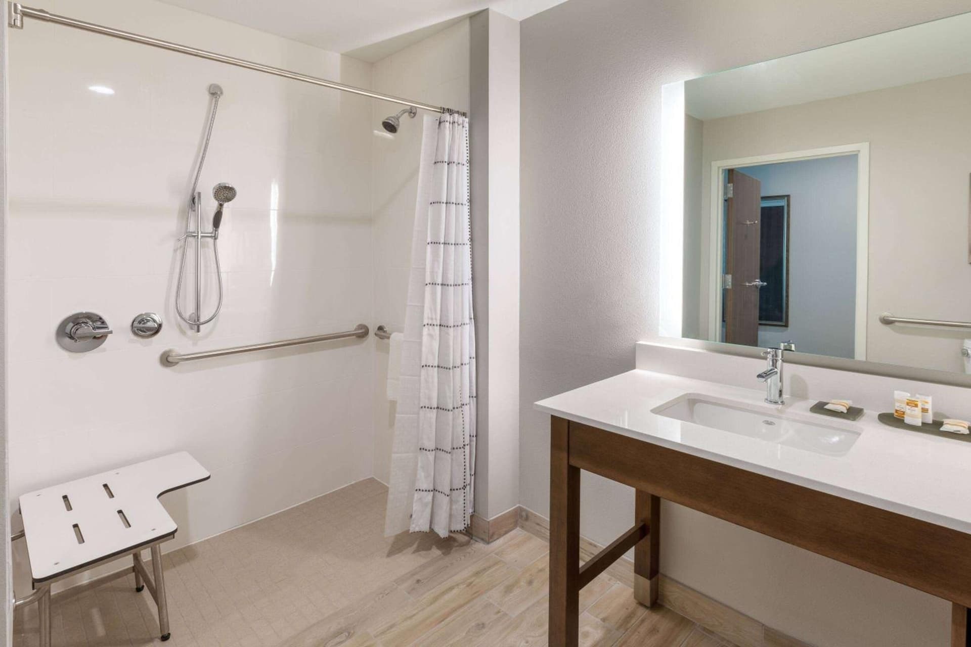 La Quinta Inn & Suites by Wyndham Round Rock near Kalahari gallery photo in Round Rock, TX — image 4