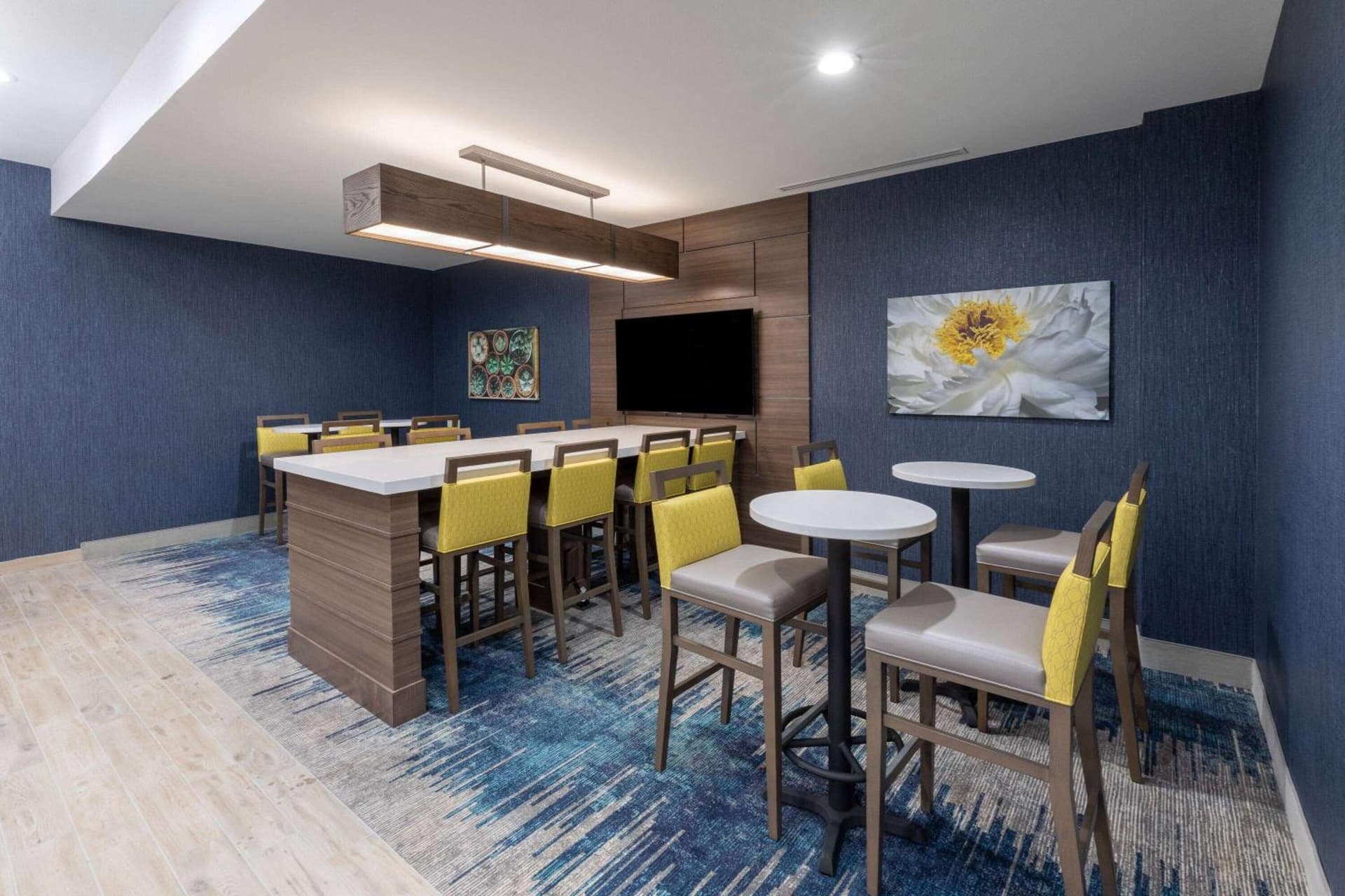 La Quinta Inn & Suites by Wyndham Round Rock near Kalahari gallery photo in Round Rock, TX — image 39