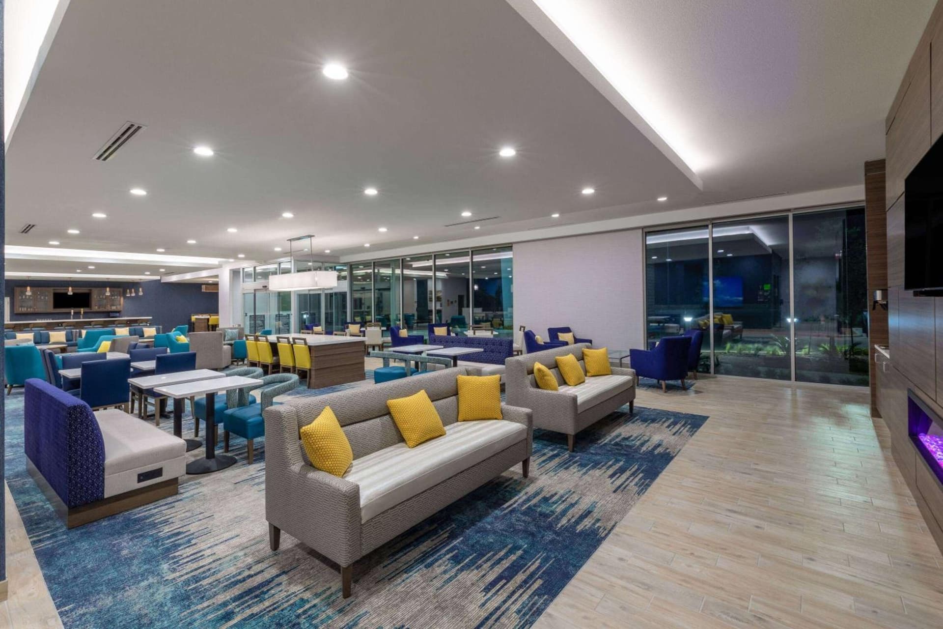 La Quinta Inn & Suites by Wyndham Round Rock near Kalahari gallery photo in Round Rock, TX — image 31