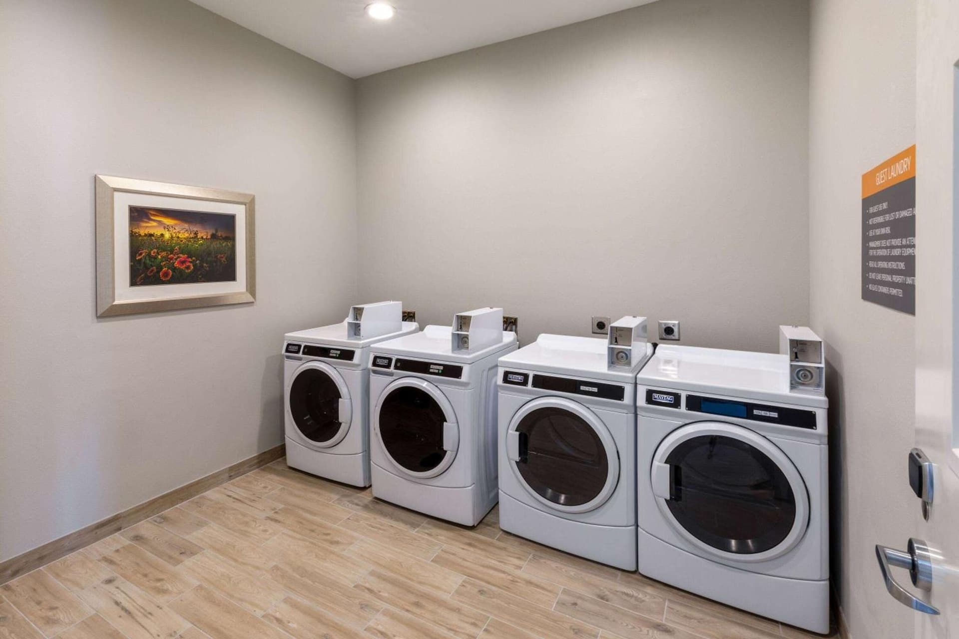 La Quinta Inn & Suites by Wyndham Round Rock near Kalahari interior in Round Rock, TX — gallery photo 2