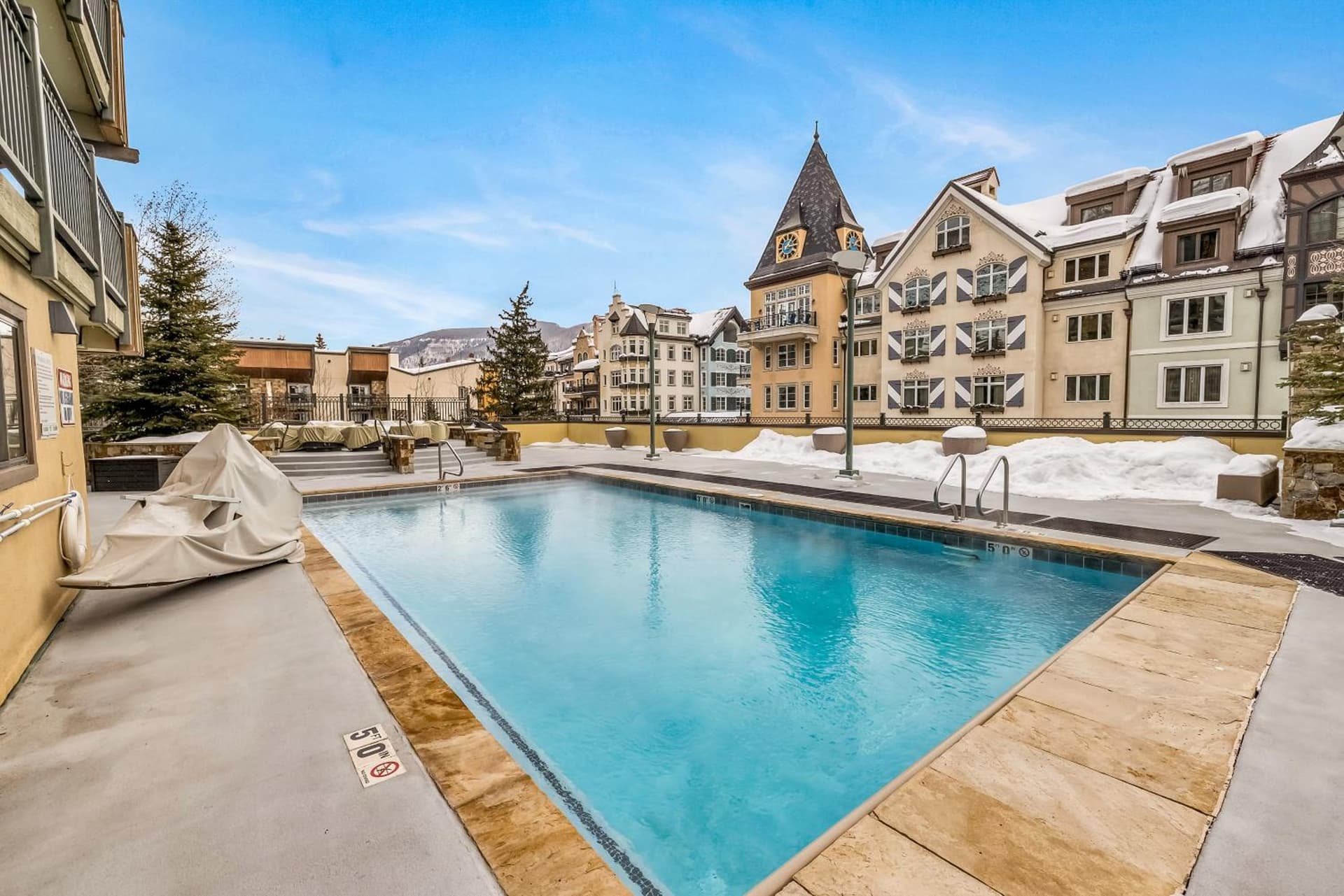 Alpine Getaway - Spacious 2BR & 2BA Near Hiking & Biking interior in Vail, CO — gallery photo 2