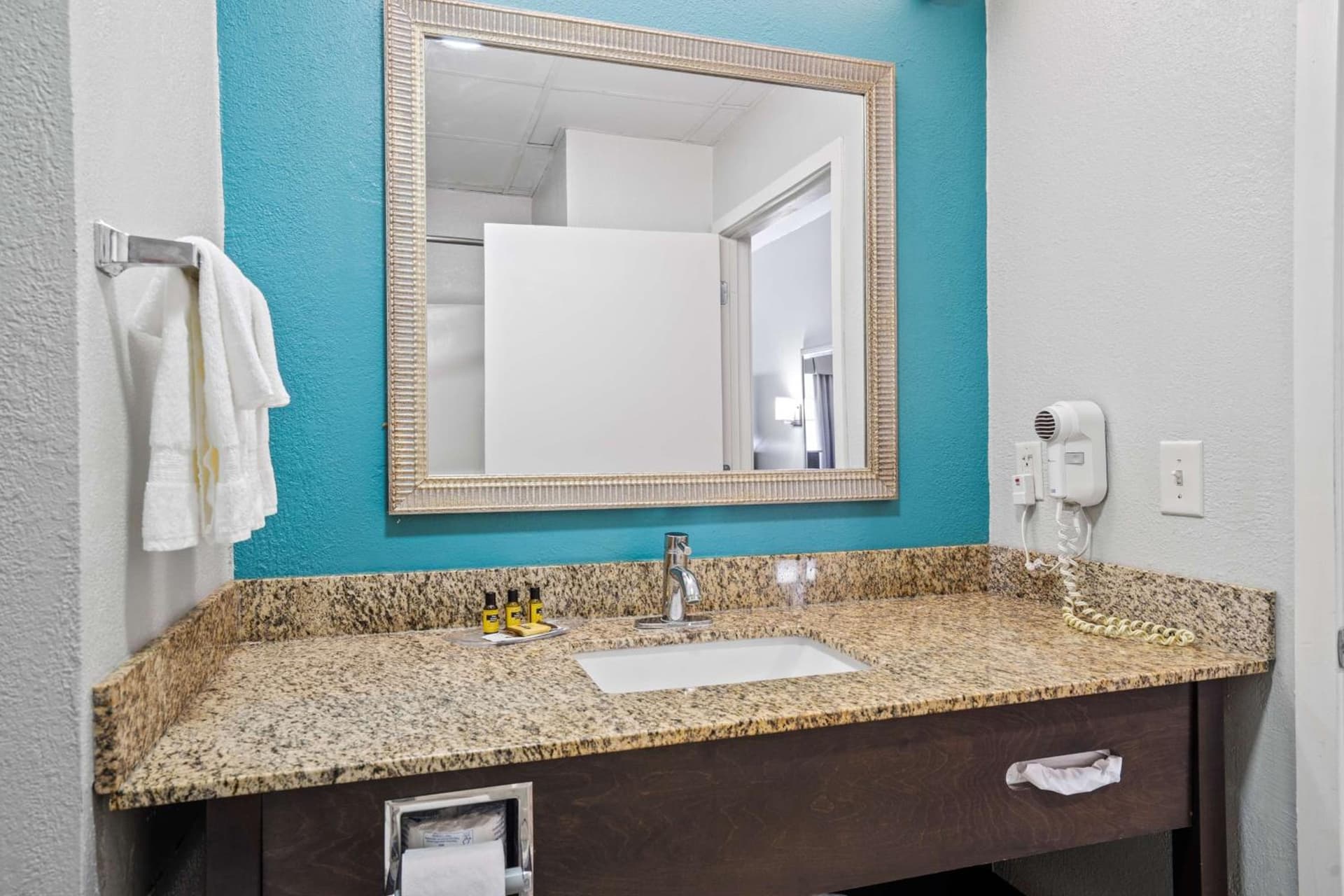 Blue Water Inn & Suites BW Signature Collection gallery photo in North Topsail Beach, NC — image 37