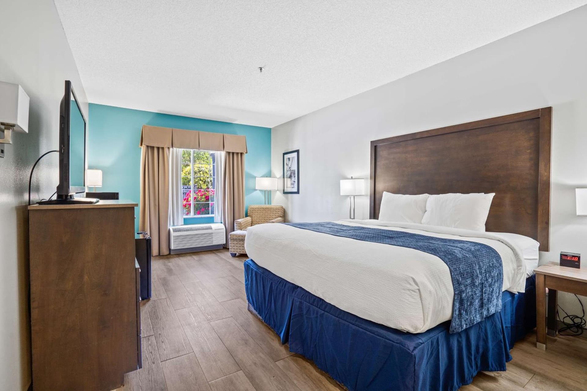 Blue Water Inn & Suites BW Signature Collection gallery photo in North Topsail Beach, NC — image 31