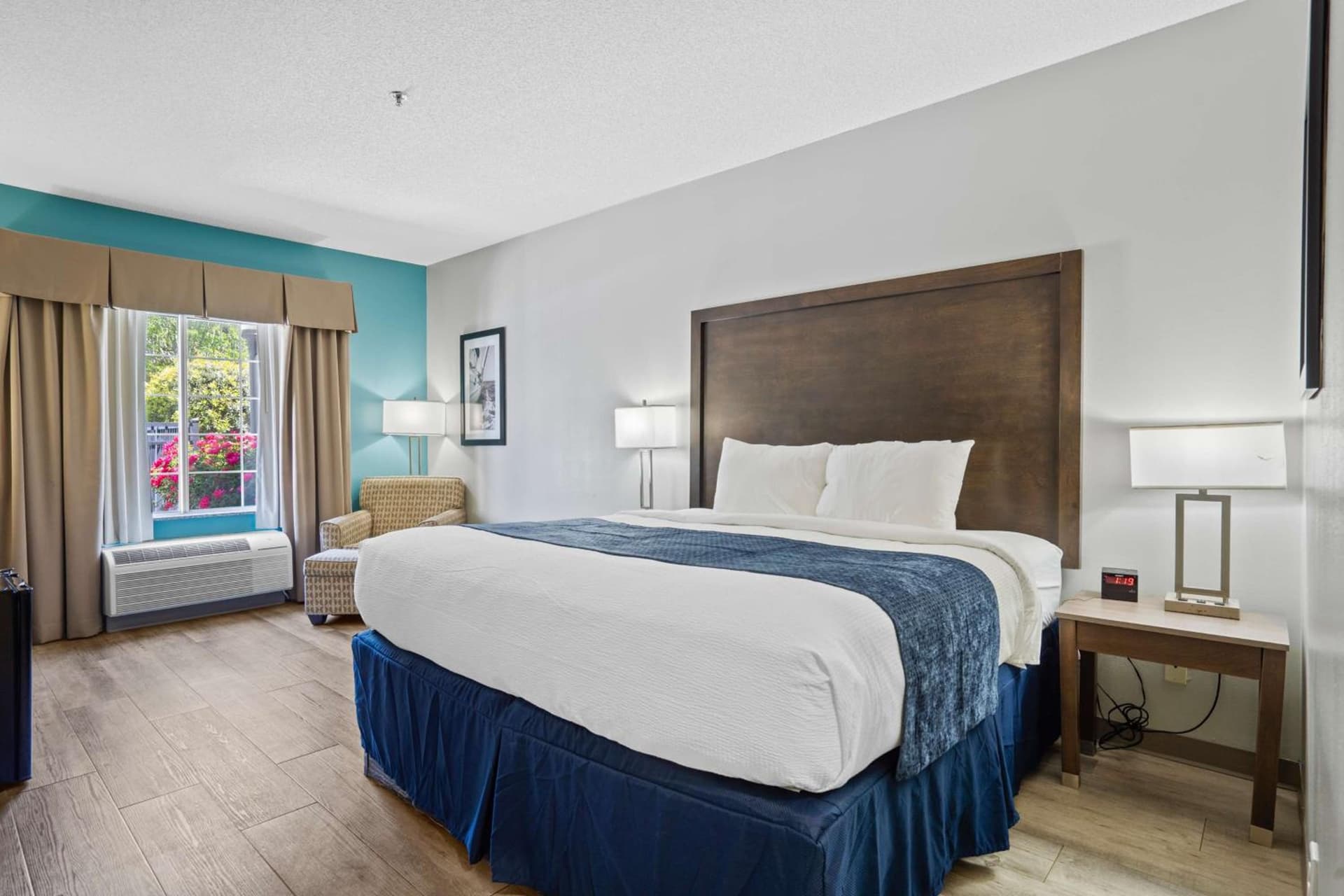 Blue Water Inn & Suites BW Signature Collection gallery photo in North Topsail Beach, NC — image 25