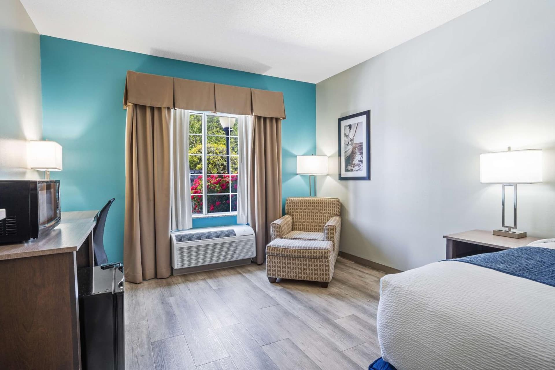 Blue Water Inn & Suites BW Signature Collection gallery photo in North Topsail Beach, NC — image 36