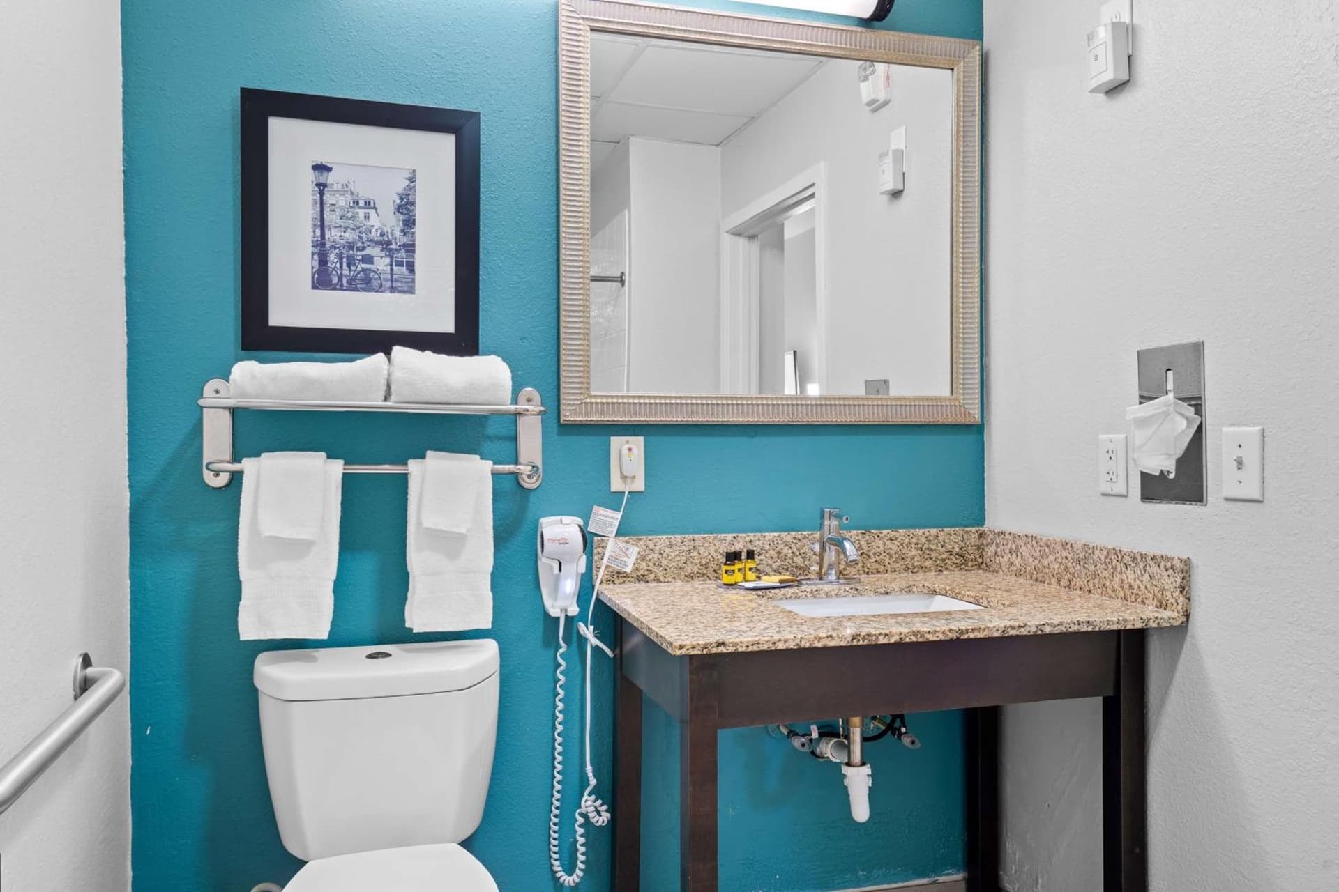 Blue Water Inn & Suites BW Signature Collection gallery photo in North Topsail Beach, NC — image 8
