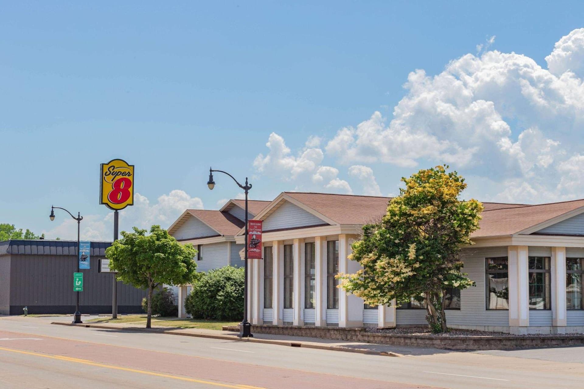 Super 8 by Wyndham La Crosse property views in La Crosse, WI — gallery photo 3