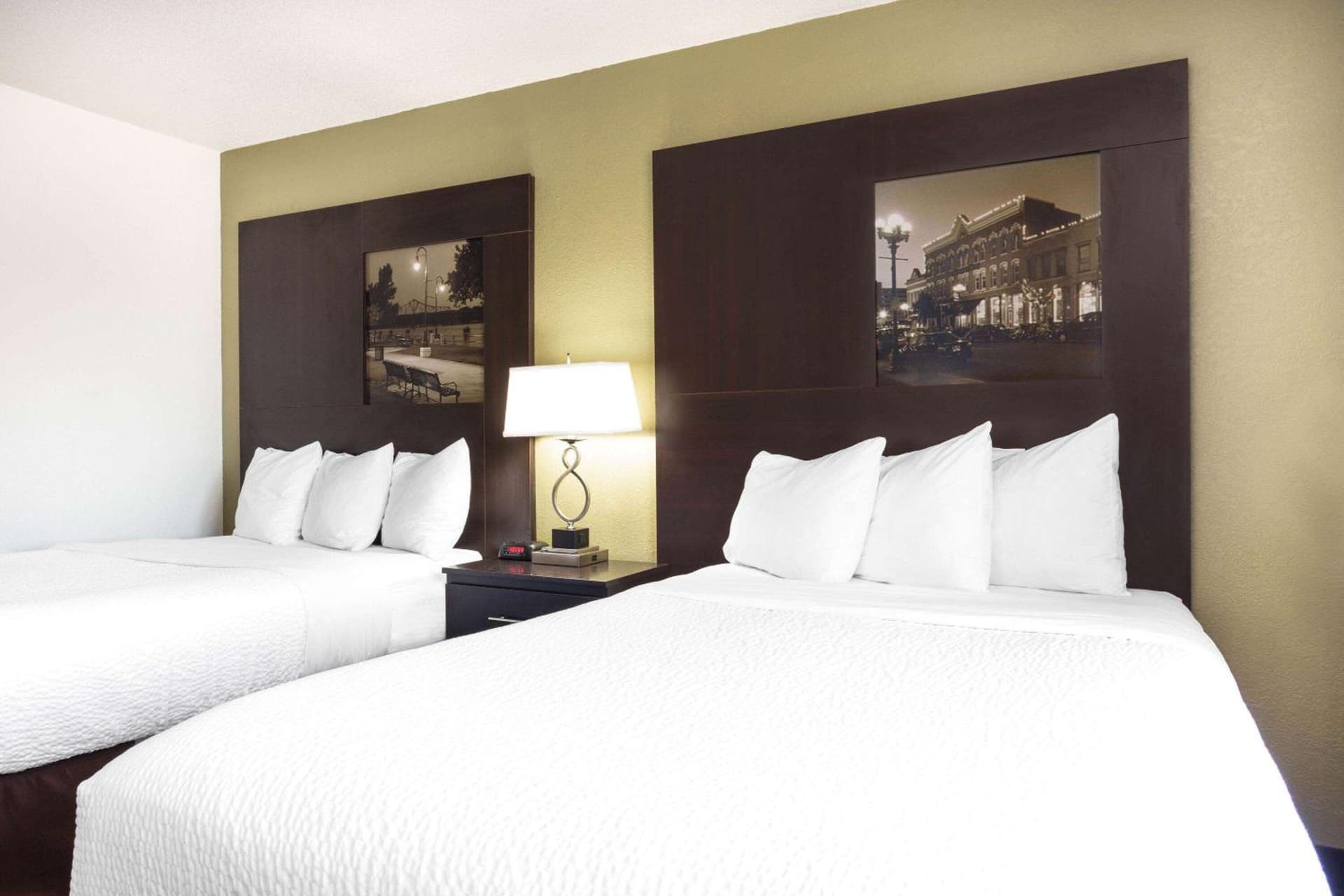 Super 8 by Wyndham La Crosse gallery photo in La Crosse, WI — image 30