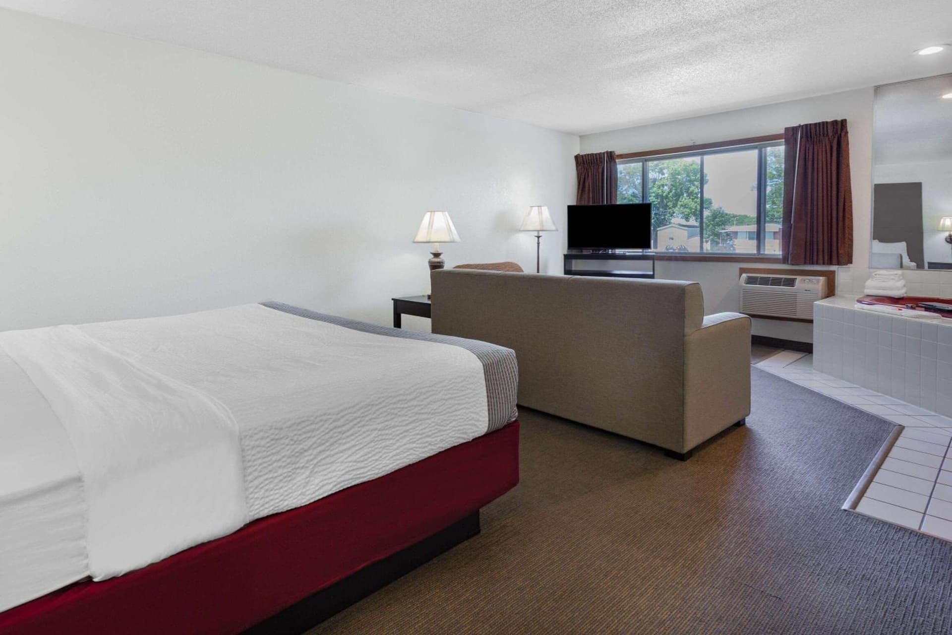 Super 8 by Wyndham La Crosse gallery photo in La Crosse, WI — image 54