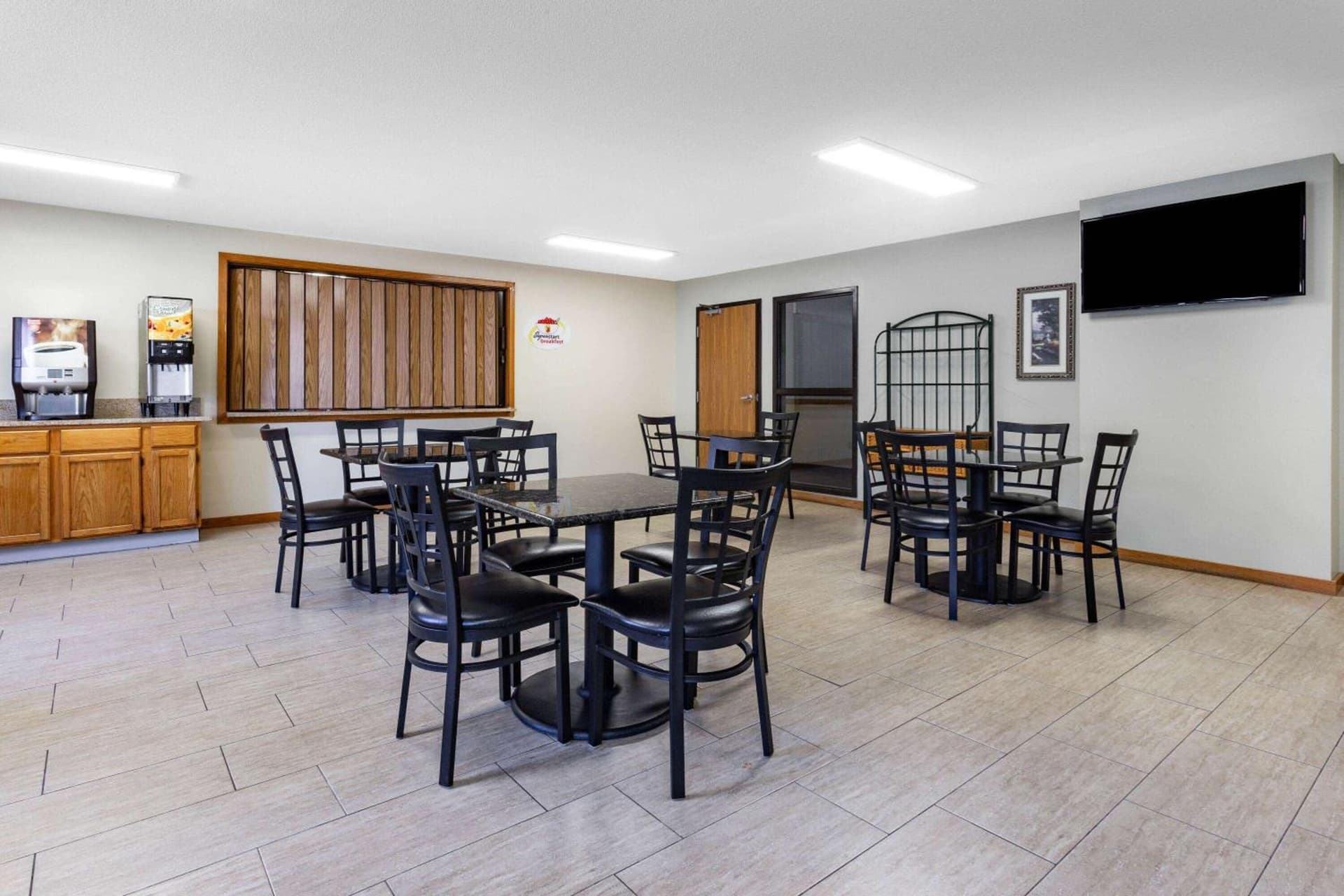 Super 8 by Wyndham La Crosse property views in La Crosse, WI — gallery photo 3
