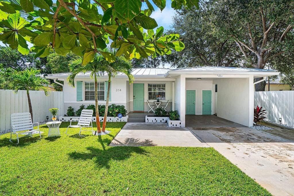 Casita Delray featured exterior or lobby in Delray Beach, FL — similar hotel