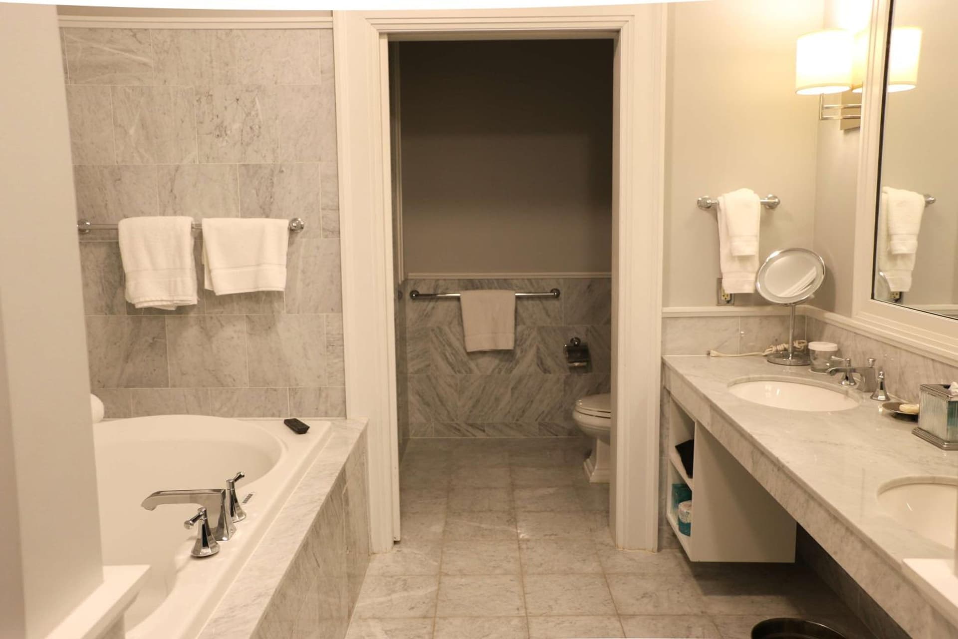 Royal Park Hotel interior in Rochester, MI — gallery photo 2