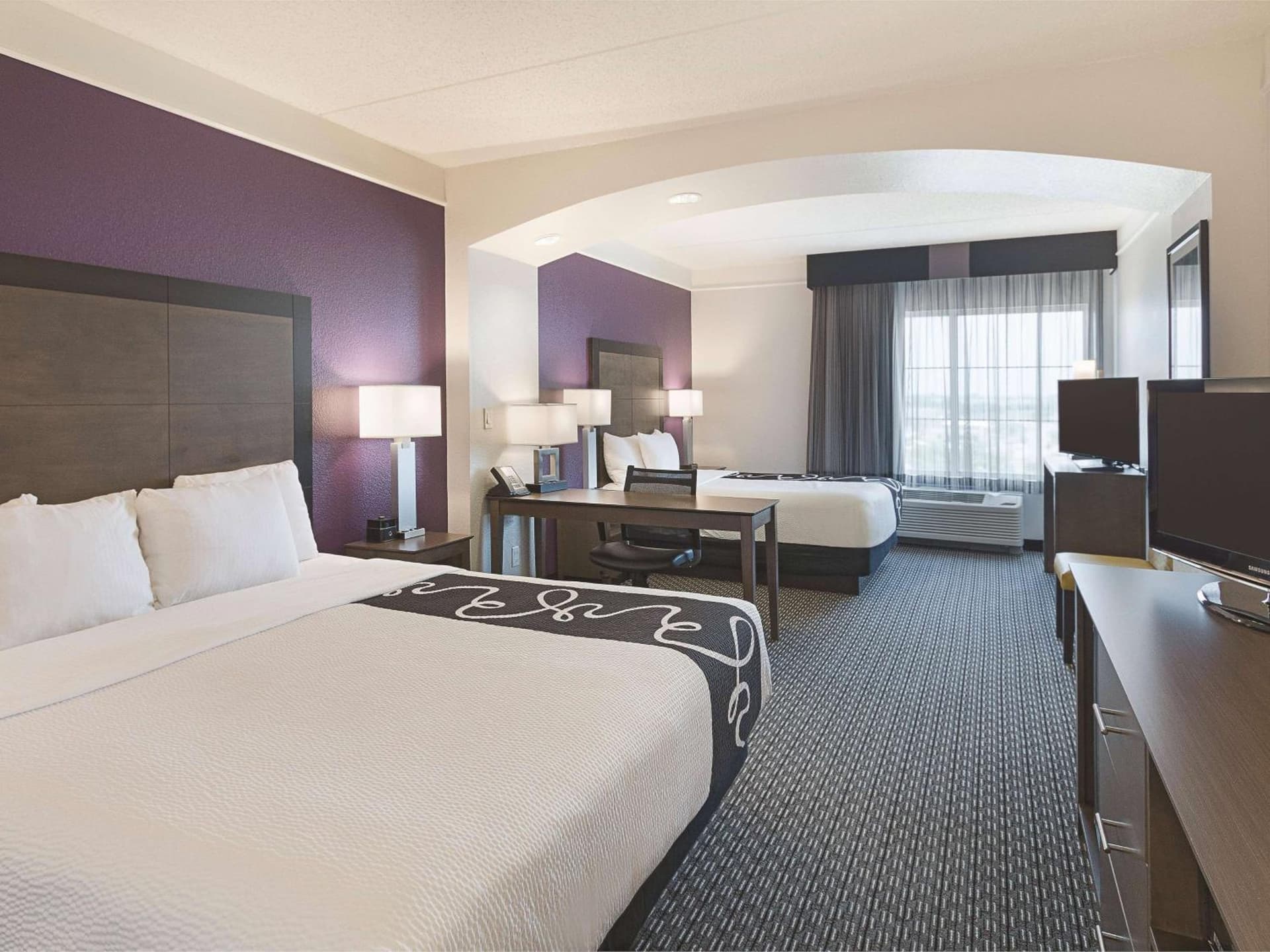 La Quinta by Wyndham Arlington North 6 Flags Dr interior in Arlington, TX — gallery photo 2