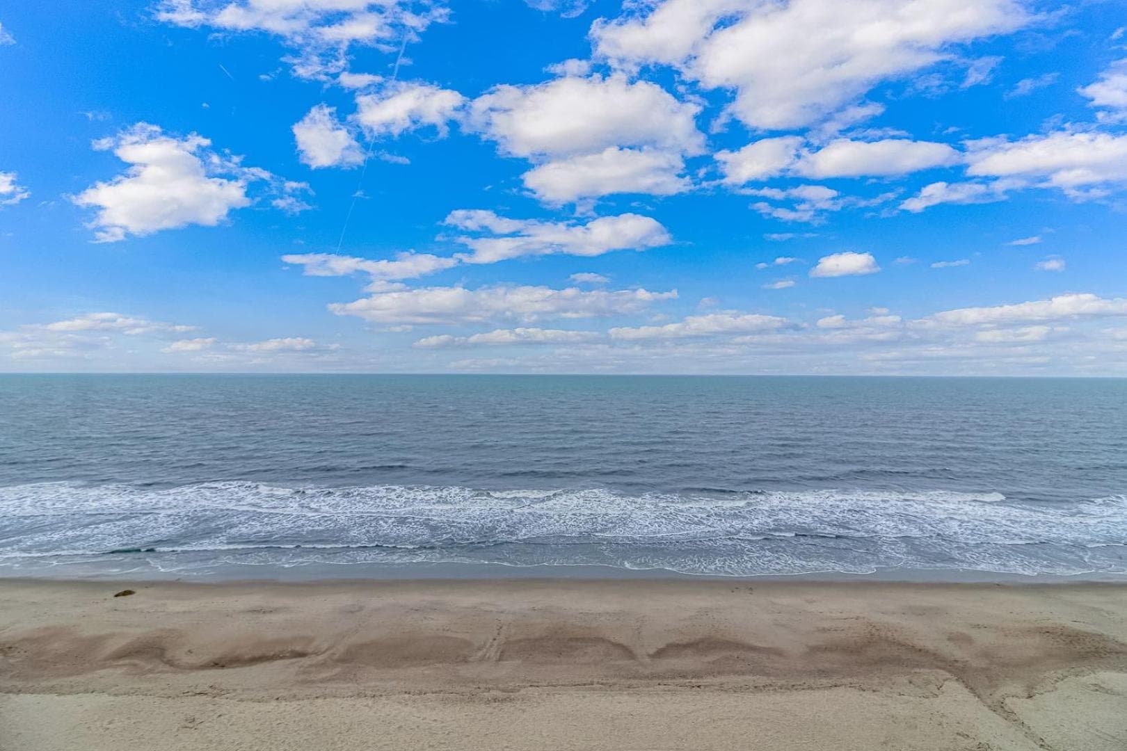 Ground Floor Direct Oceanfront Double Queen Suite! Perfect for 4 Guests! Sea Mist 20106 interior in Myrtle Beach, SC — gallery photo 2