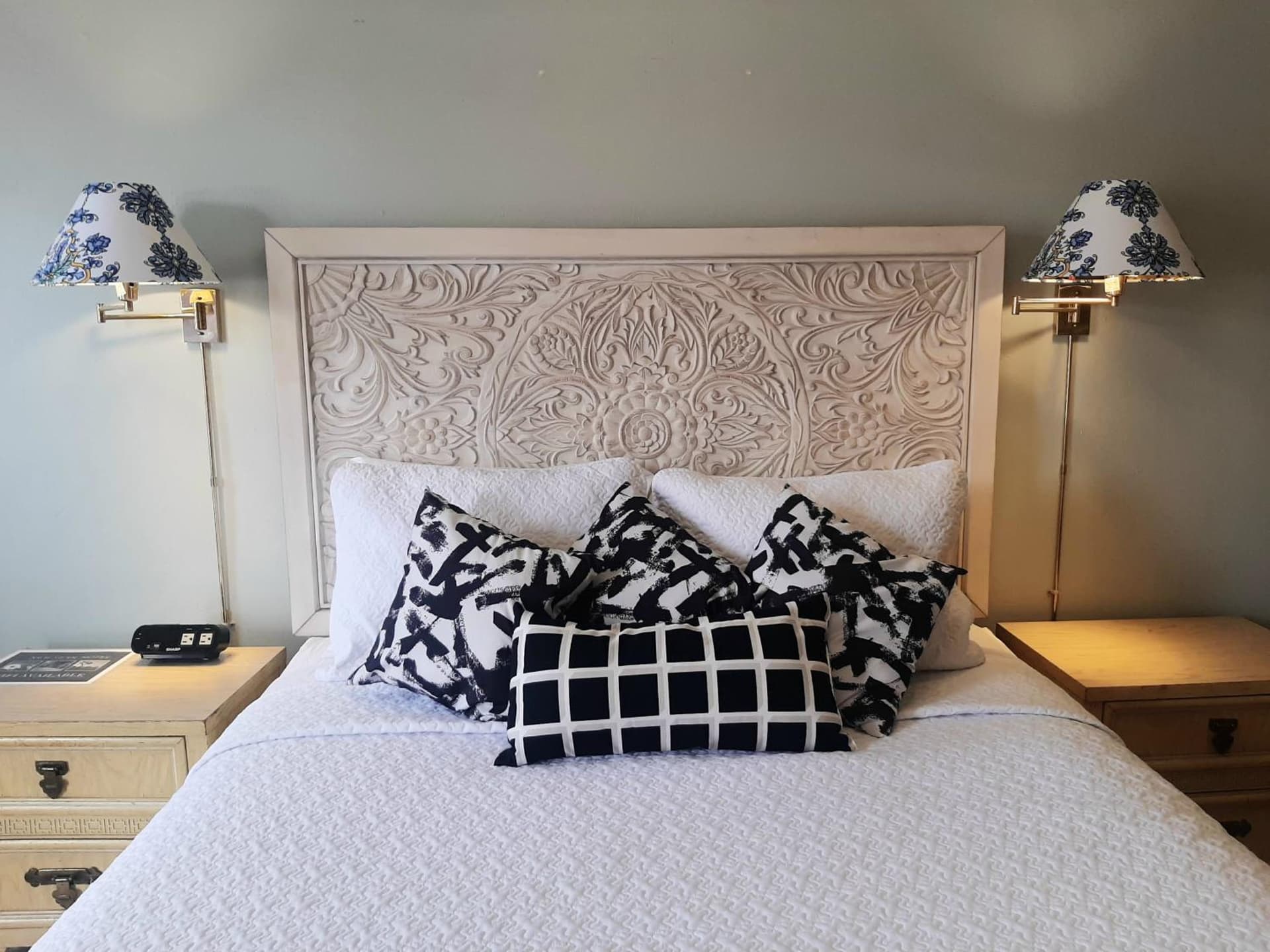 HARRY'S MAN CAVE - A Vintage Motel on the Historic 395 route - The New Star Motel Experience interior in Moreno Valley, CA — gallery photo 2