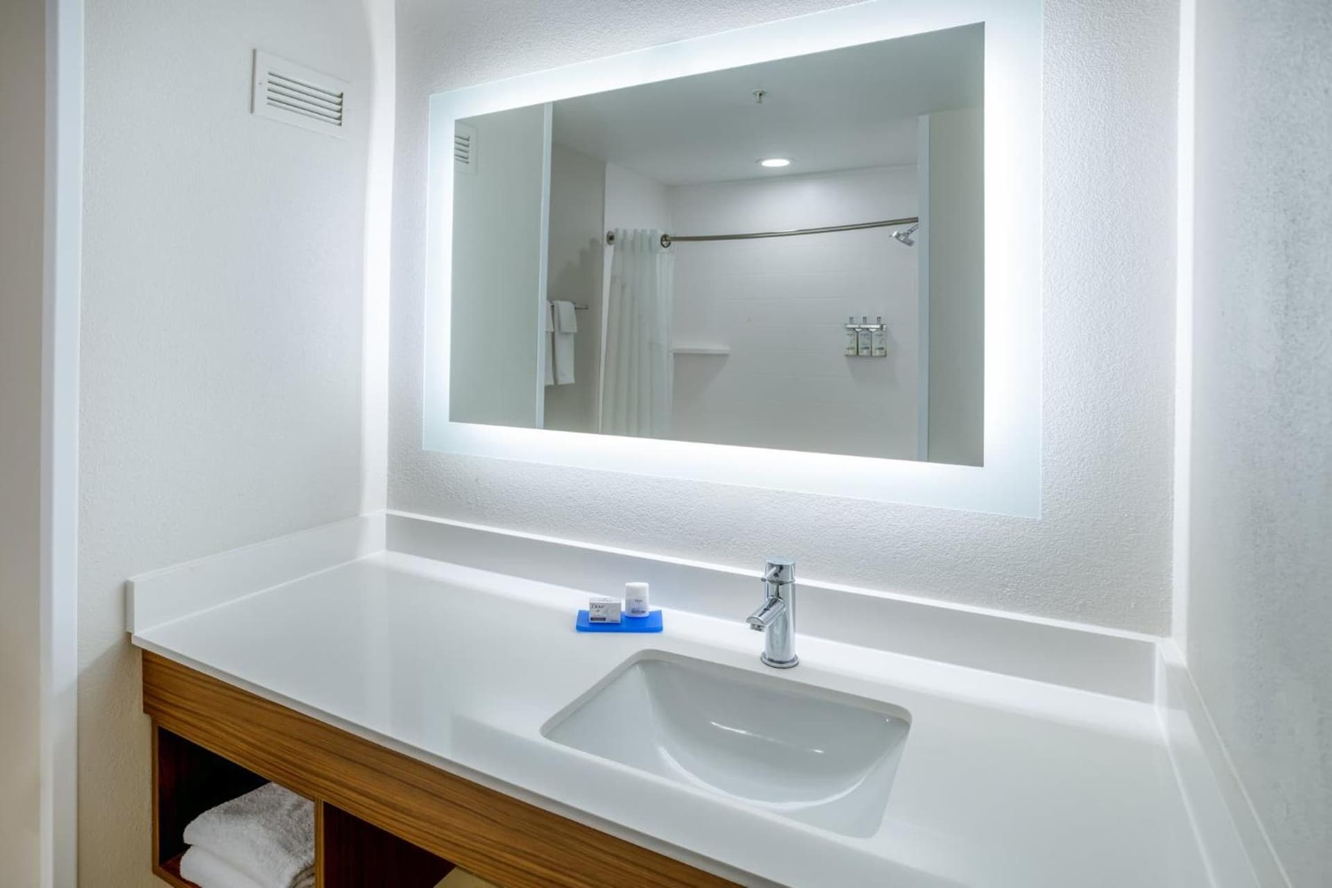 Holiday Inn Express Hotel & Suites Salisbury - Delmar by IHG interior in Delmar, MD — gallery photo 2