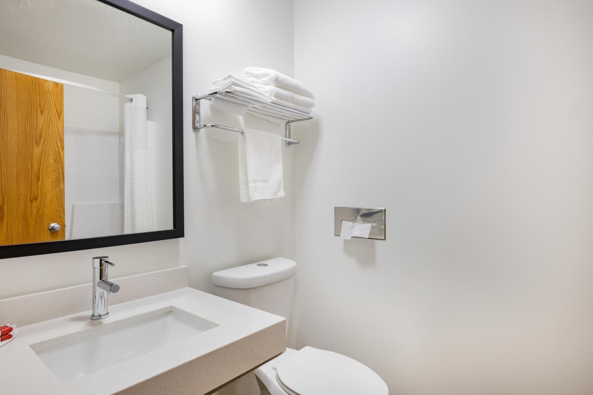 Super 8 by Wyndham Duluth property views in Duluth, MN — gallery photo 3