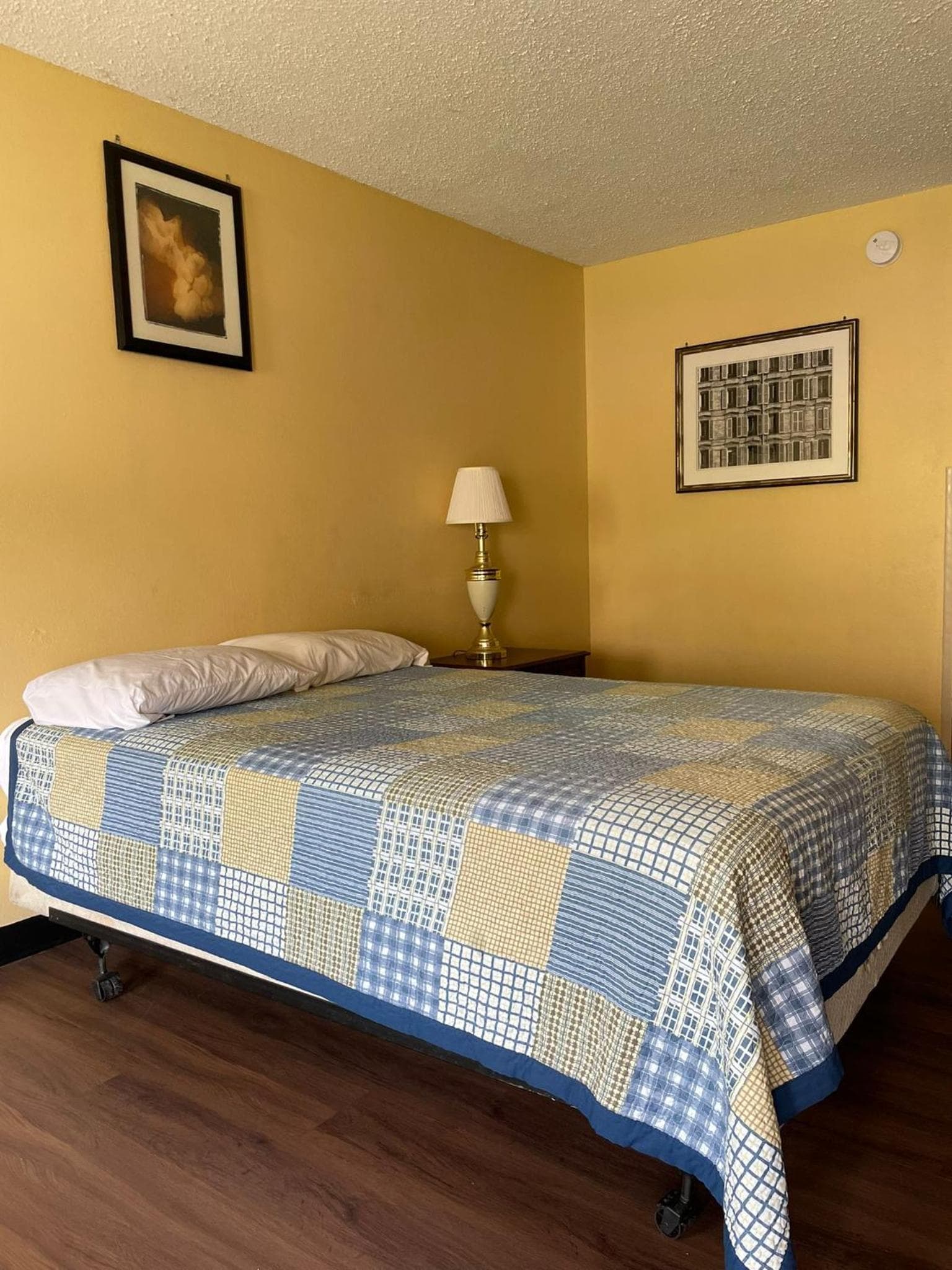 DELUXE INN interior in Warsaw, IN — gallery photo 2