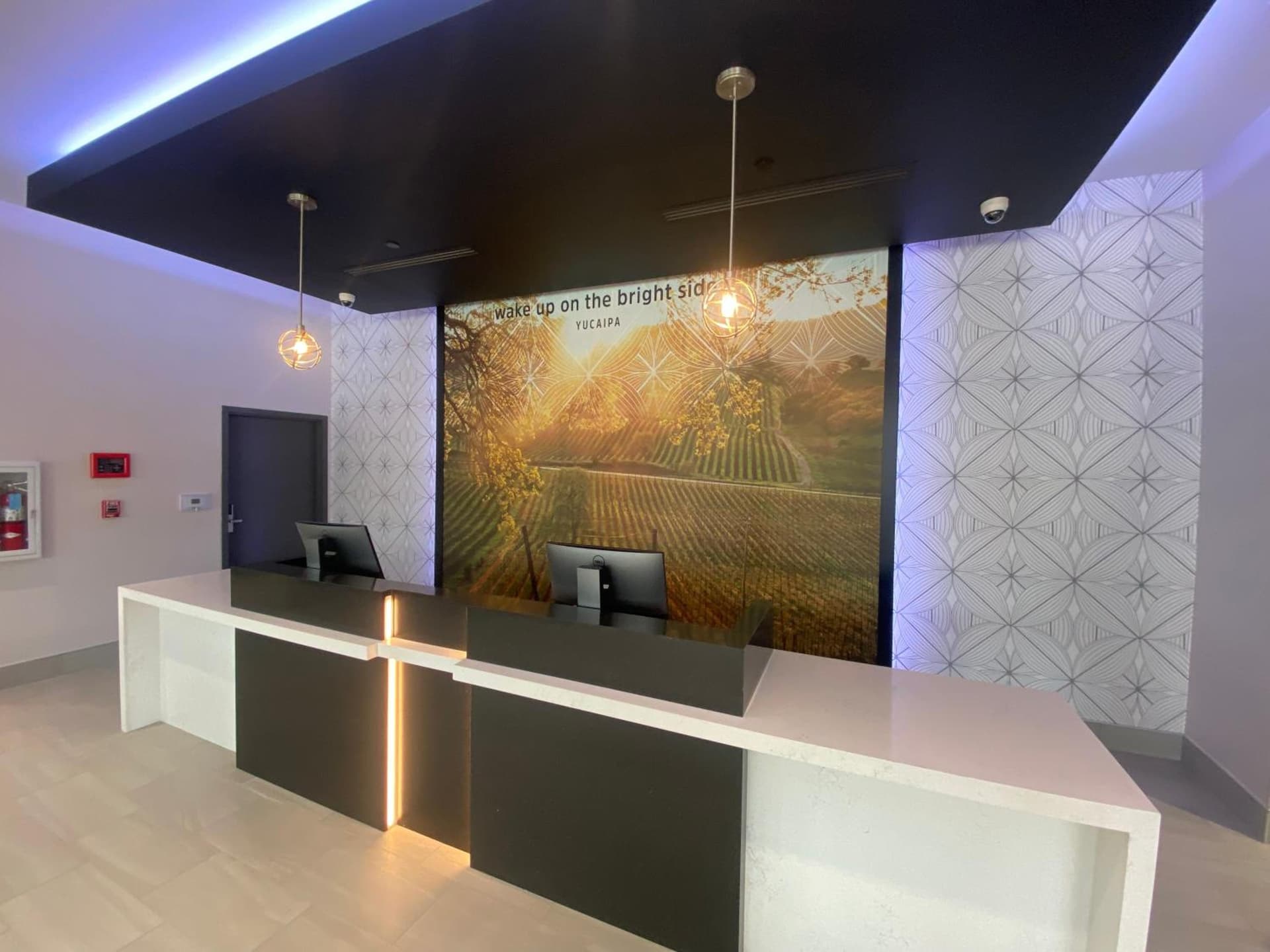 La Quinta Inn & Suites by Wyndham Yucaipa interior in Yucaipa, CA — gallery photo 2