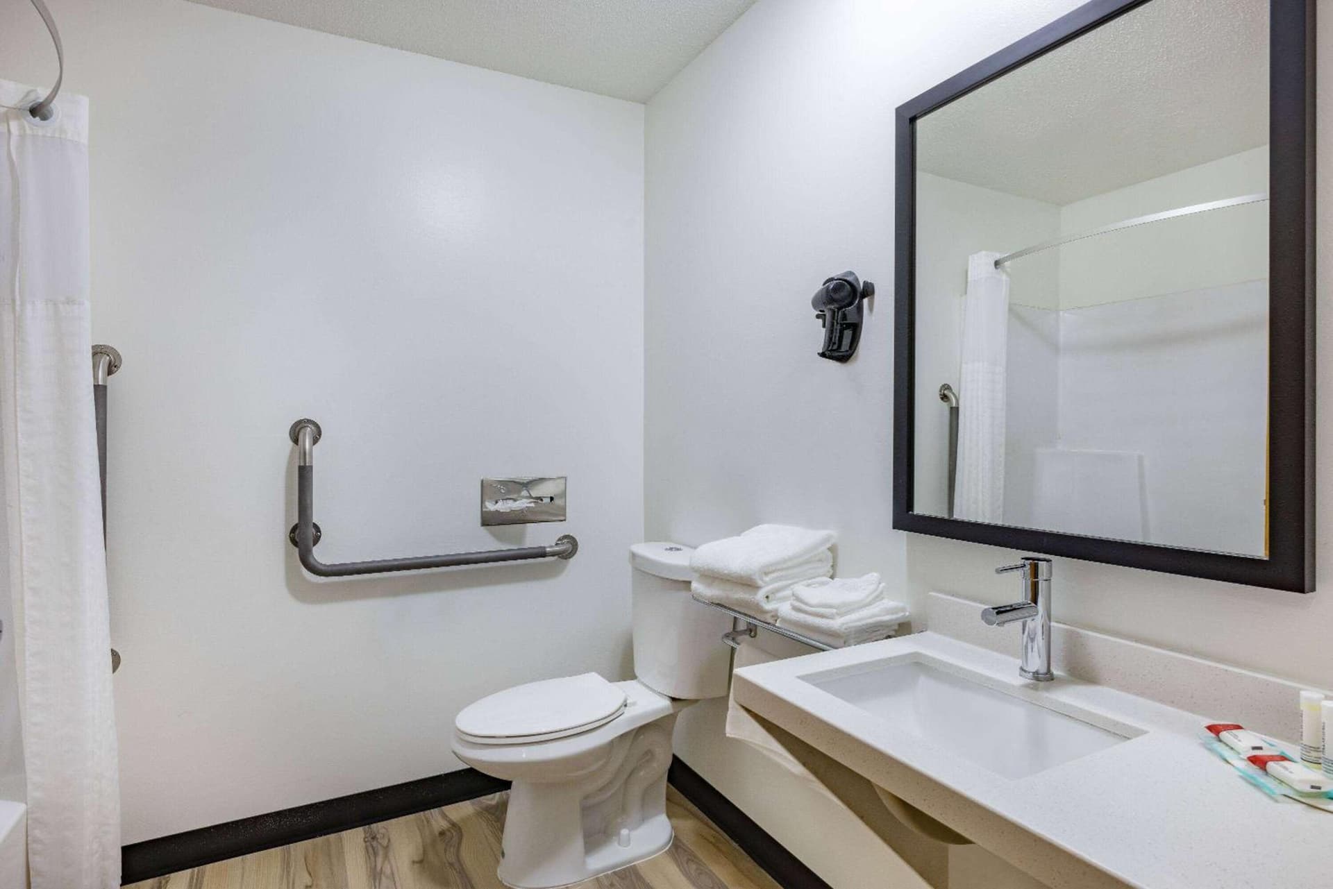 Super 8 by Wyndham Duluth property views in Duluth, MN — gallery photo 3