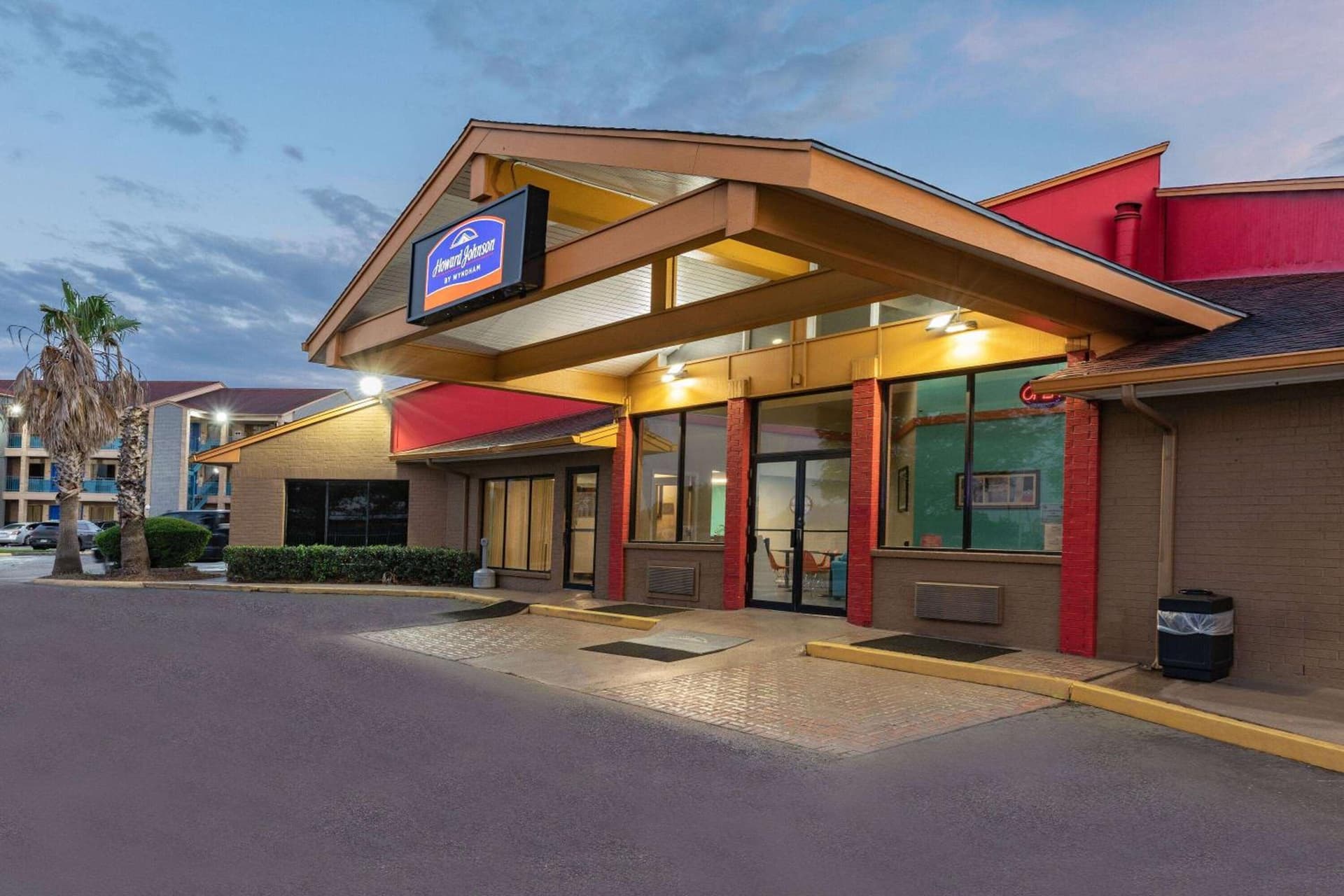 Howard Johnson by Wyndham Houston Hobby Airport interior in Houston, TX — gallery photo 2