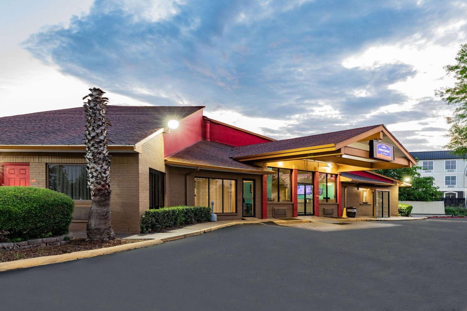 Howard Johnson by Wyndham Houston Hobby Airport property views in Houston, TX — gallery photo 3